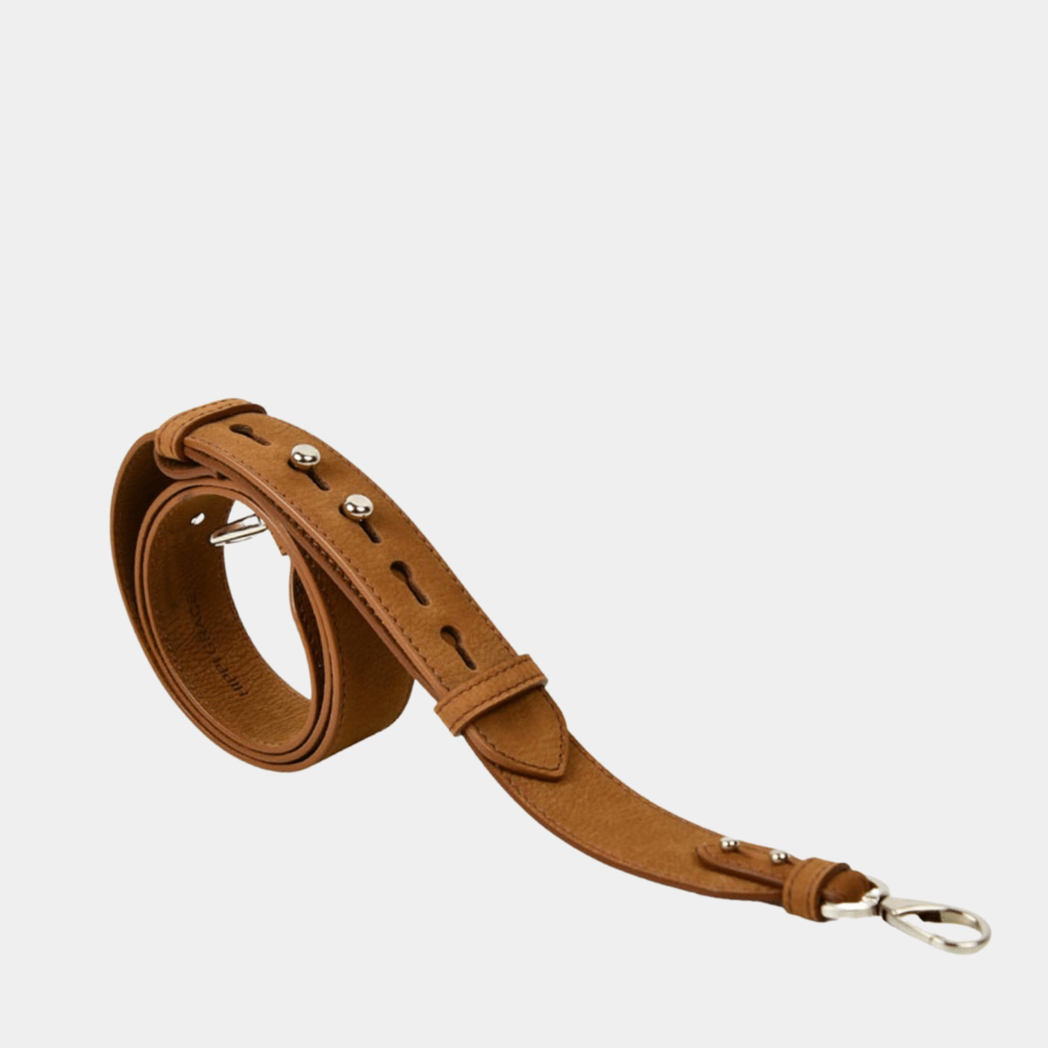 Skulderstropp, Klassisk Ku-skinn, crossbody lengde, regulerbare knapper, sølv detaljer. Hippi Grace Crossbody stropp klassisk med studs i fargen nobuck cognac med sølv. Brun skinnstropp med sølvdetaljer til veske. Tilbehør til veske. Norsk Design.