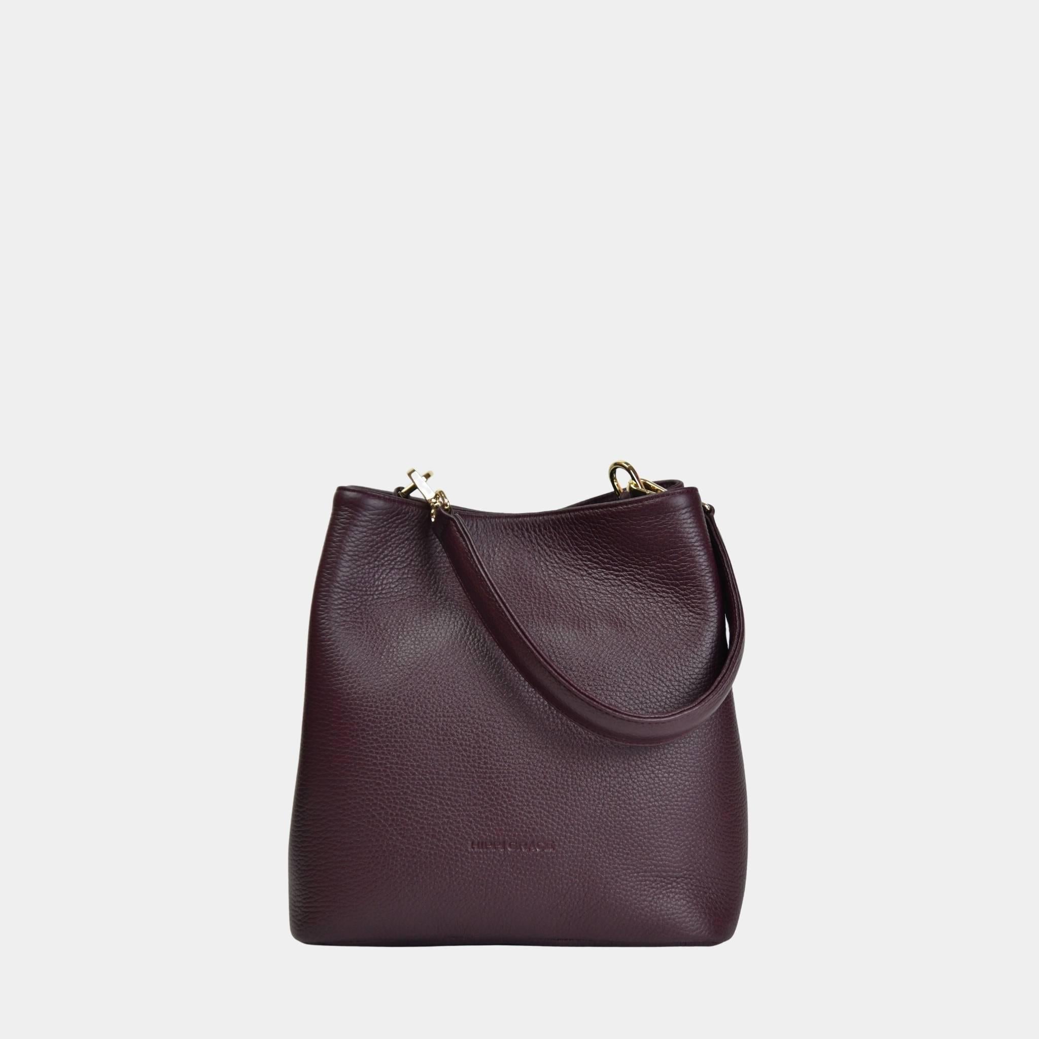 Marbella i den klassiske skinntypen i en dyp burgunder farge. Kroker og andre detaljer i gull. Perfekte dame vesken for hverdagen.
