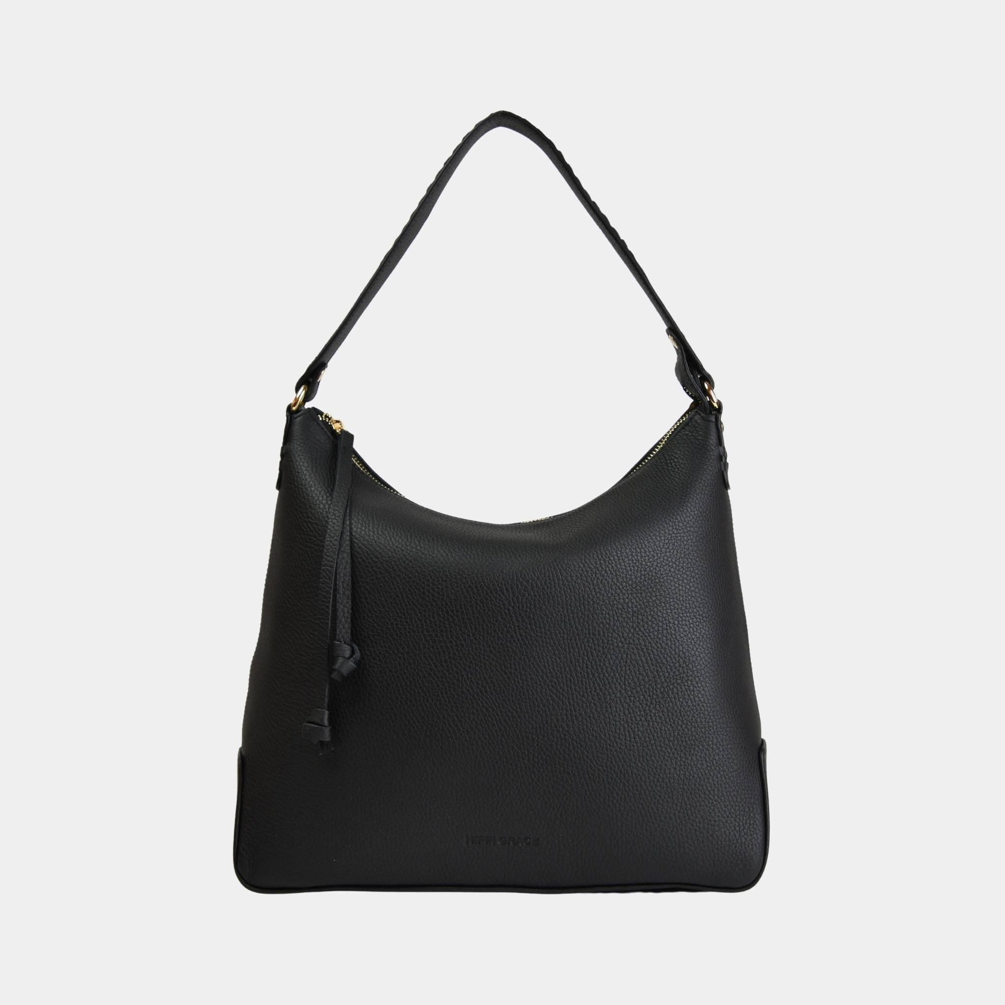 Skinnvesken Tulum Hobo i en klassisk sort grain med gull detaljer på metall deler. Myk hverdagsveske med ekstra stropp for crossbody.