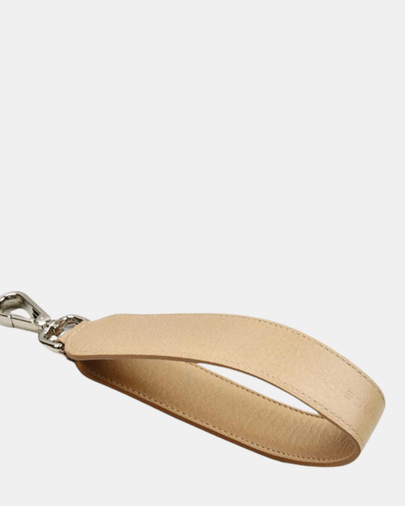 Skulderstropp, Klassisk Ku-skinn, sølv detaljer. Hippi Grace kort skulderstropp i Bohem Beige. ekte skinn. norsk design. Skulderstropp til veske. Veske tilbehør. Skinnstropp til veske.