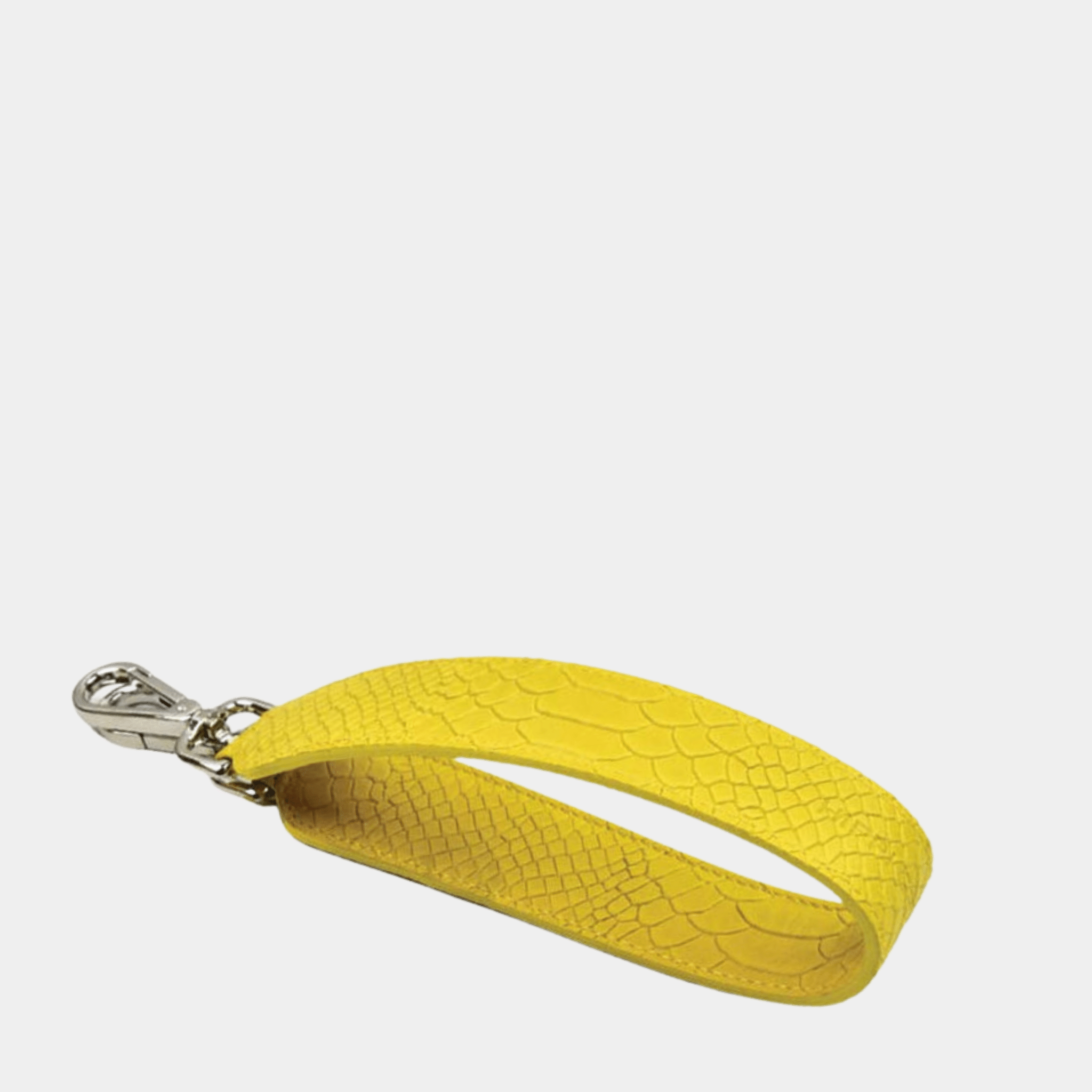 Skulderstropp, Klassisk Ku-skinn, sølv detaljer. Hippi Grace kort skulderstropp i klassisk preget gul. ekte skinn. norsk design. Skulderstropp til veske. Veske tilbehør. Skinnstropp til veske.