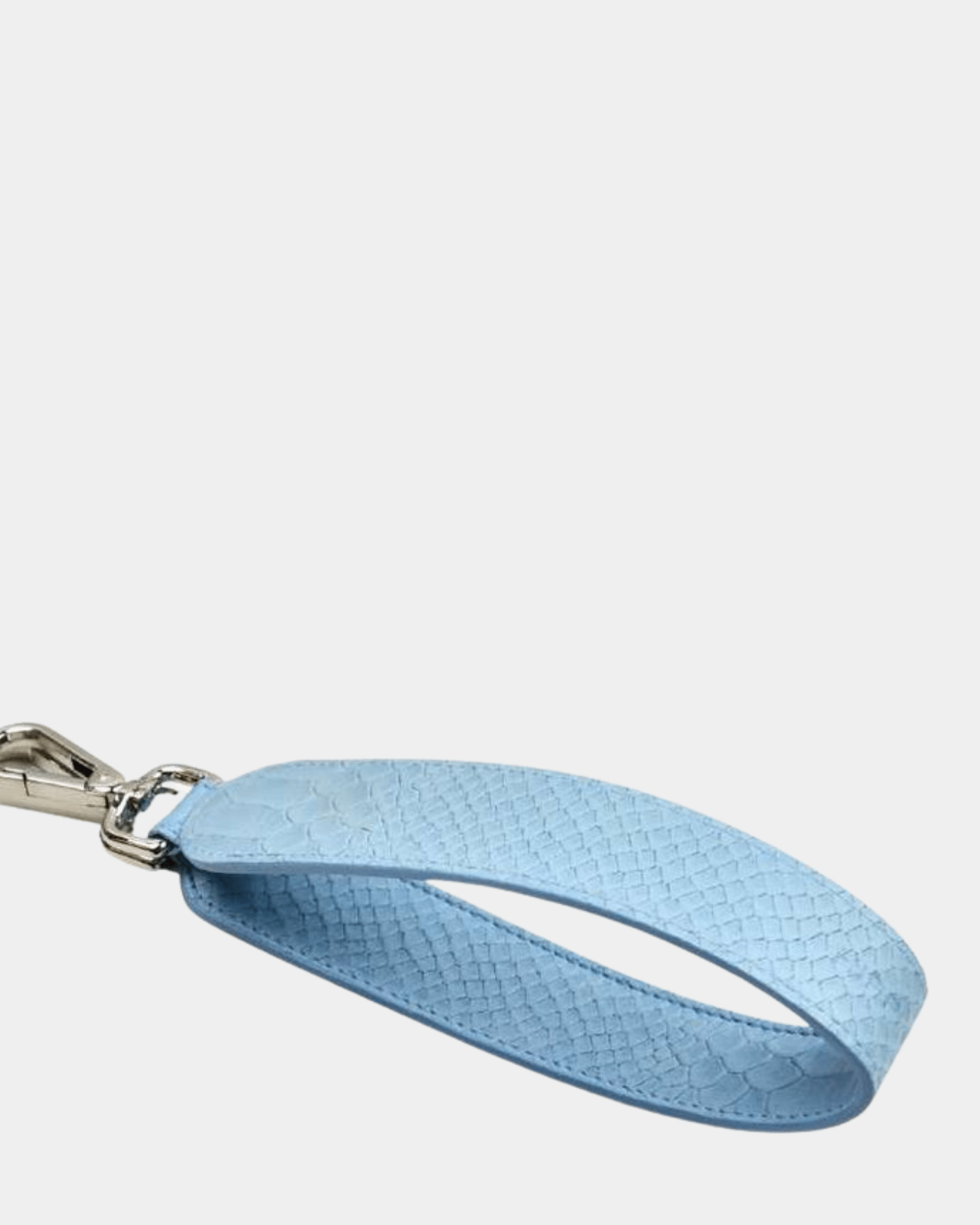Skulderstropp, Klassisk Ku-skinn, sølv detaljer. Hippi Grace kort skulderstropp i klassisk preget lyseblå. ekte skinn. norsk design. Skulderstropp til veske. Veske tilbehør. Skinnstropp til veske.