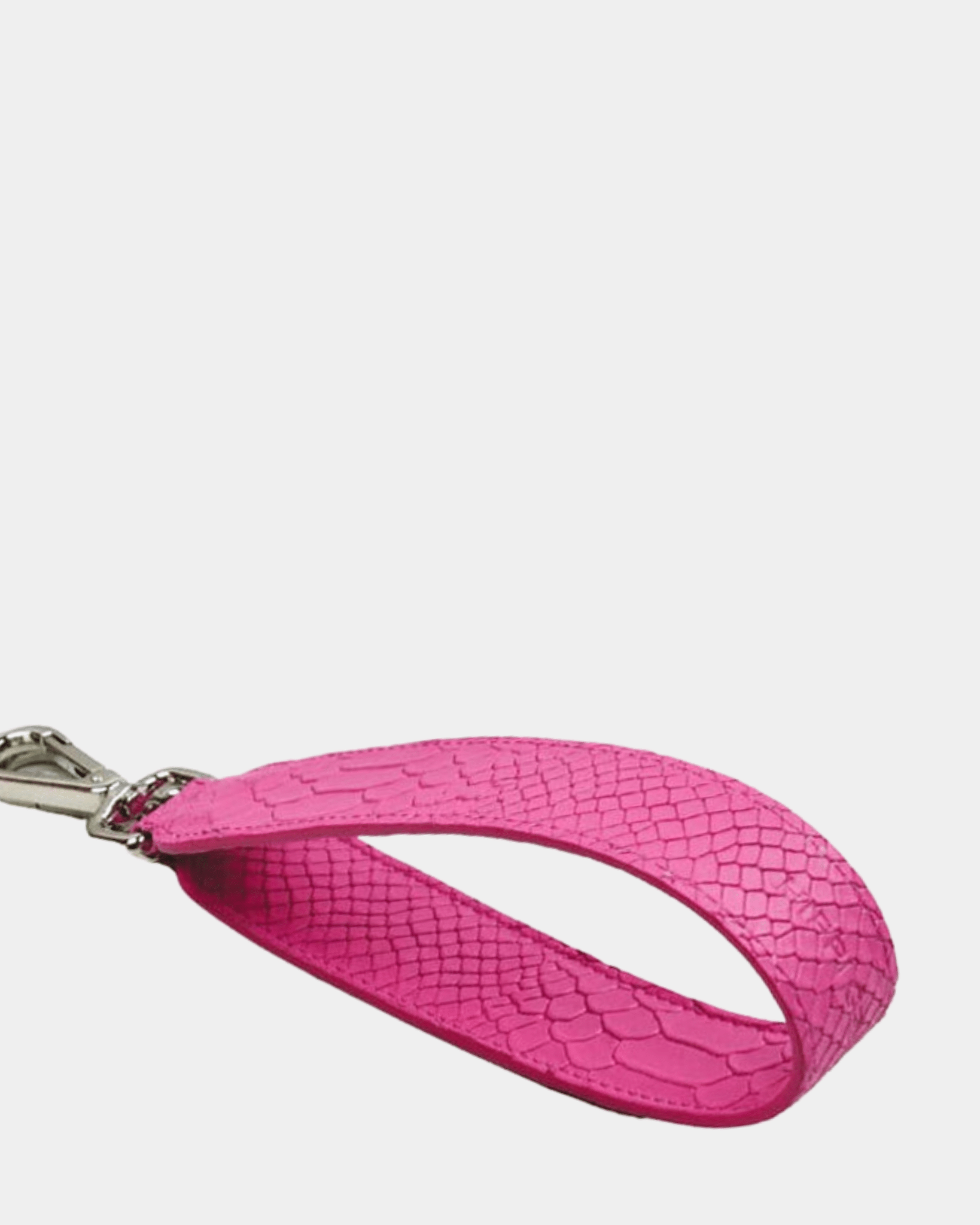 Skulderstropp, Klassisk Ku-skinn, sølv detaljer. Hippi Grace kort skulderstropp i klassisk preget rosa. ekte skinn. norsk design. Skulderstropp til veske. Veske tilbehør. Skinnstropp til veske.