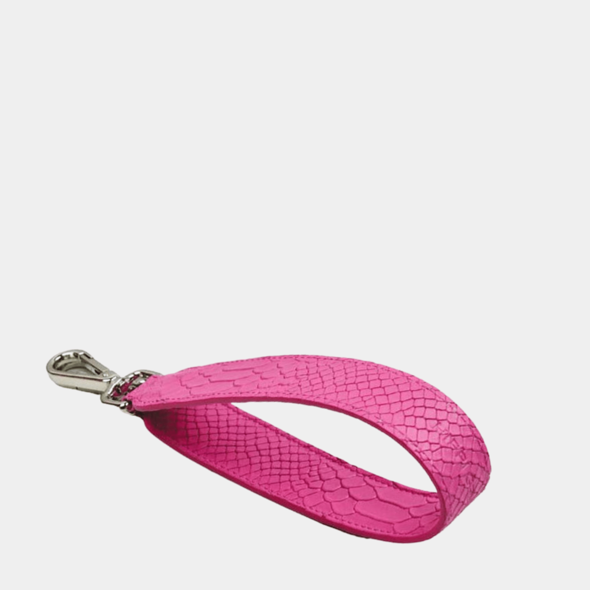 Skulderstropp, Klassisk Ku-skinn, sølv detaljer. Hippi Grace kort skulderstropp i klassisk preget rosa. ekte skinn. norsk design. Skulderstropp til veske. Veske tilbehør. Skinnstropp til veske.