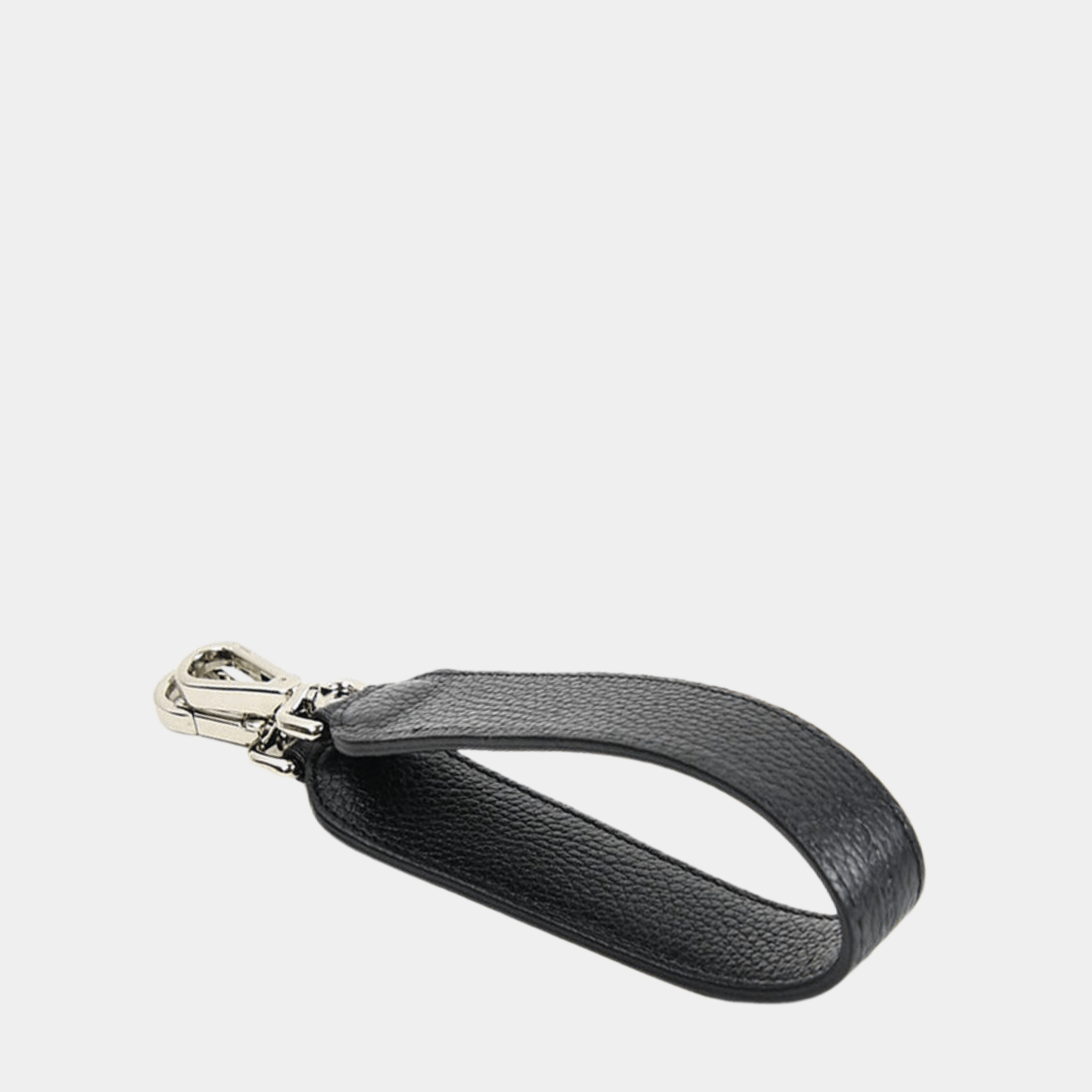 Skulderstropp, Klassisk Ku-skinn, sølv detaljer. Hippi Grace kort skulderstropp i klassisk sort. ekte skinn. norsk design. Skulderstropp til veske. Veske tilbehør. Skinnstropp til veske.