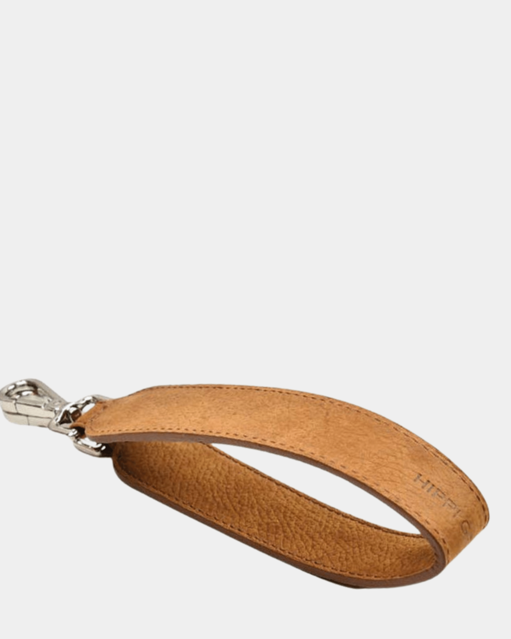 Skulderstropp, nobuck Ku-skinn, sølv detaljer. Hippi Grace kort skulderstropp i Nobuck Cognac. ekte skinn. norsk design. Skulderstropp til veske. Veske tilbehør. Skinnstropp til veske.