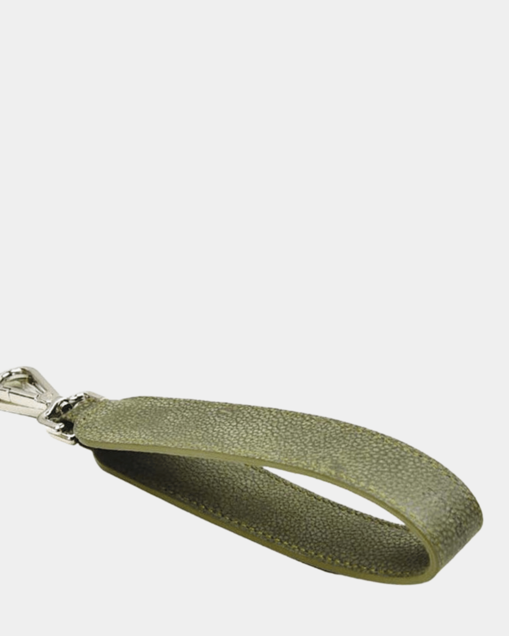 Skulderstropp, Nobuck Ku-skinn, sølv detaljer. Hippi Grace kort skulderstropp i Nobuck Kaki. ekte skinn. norsk design. Skulderstropp til veske. Veske tilbehør. Skinnstropp til veske.