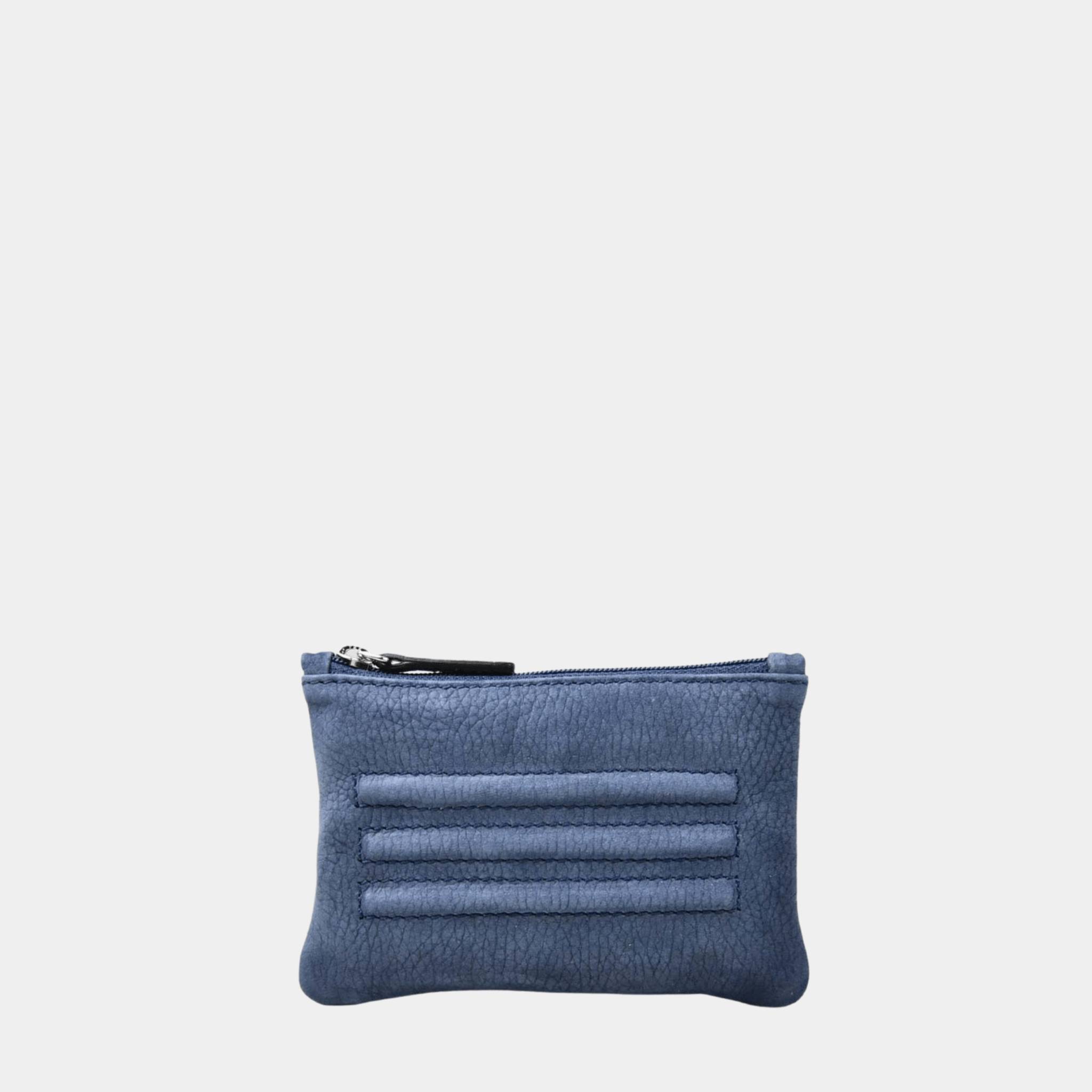 Kort-lommebok, Nobuck Ku-skinn, Glidelås-lukning. Hippi Grace Lommebok til kort i Nobuck Jeansblå, laget av ekte skinn. Norsk Design. Lommebok i ekte skinn med glidelås lukking i topp.