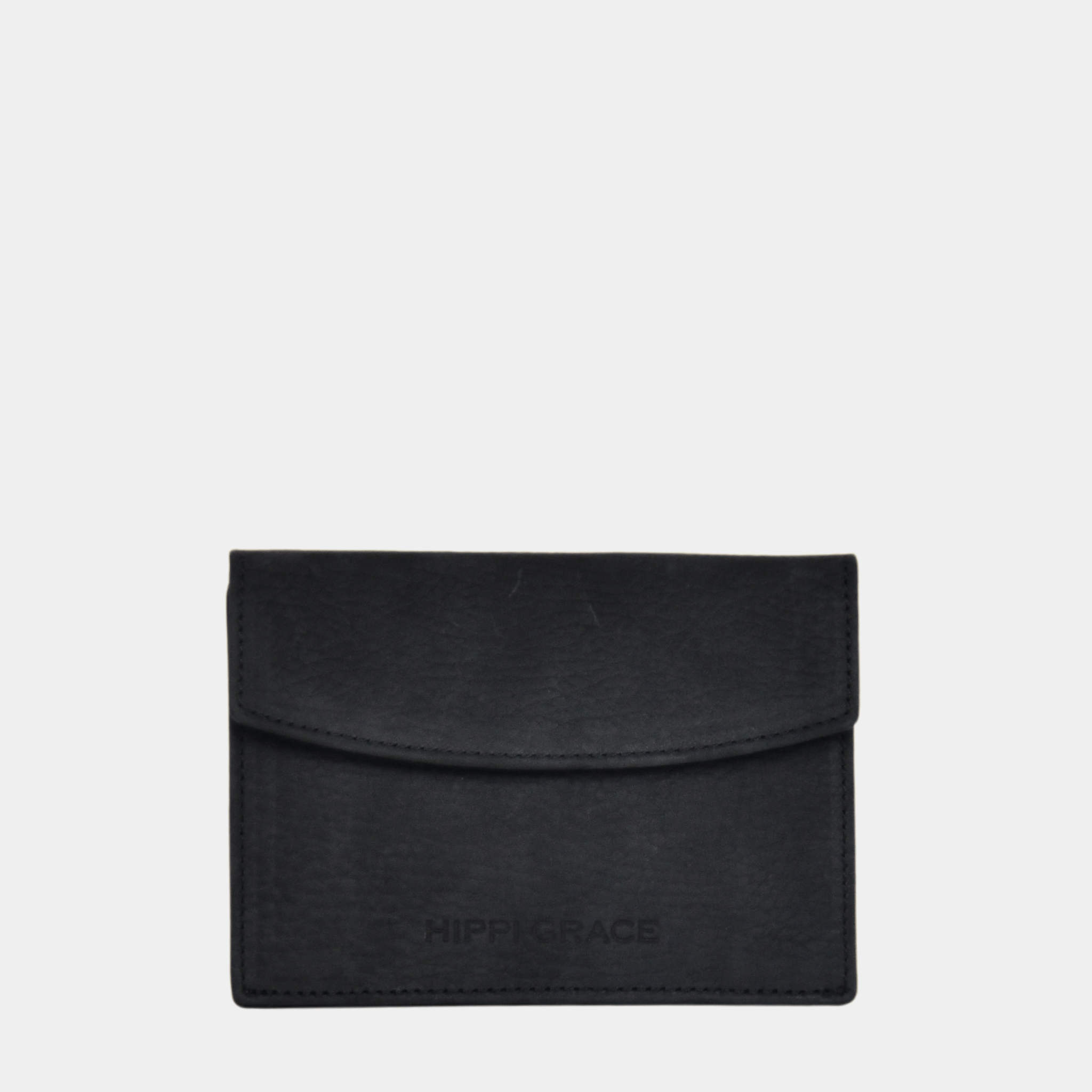 Kort-lommebok, Nobuck Ku-skinn, Magnet-lukning. Hippi Grace Lommebok Unisex til kort i Klassisk Nobuck sort, laget av ekte skinn. Norsk Design. Lommebok i ekte skinn. Bilde av baksiden til lommeboken.