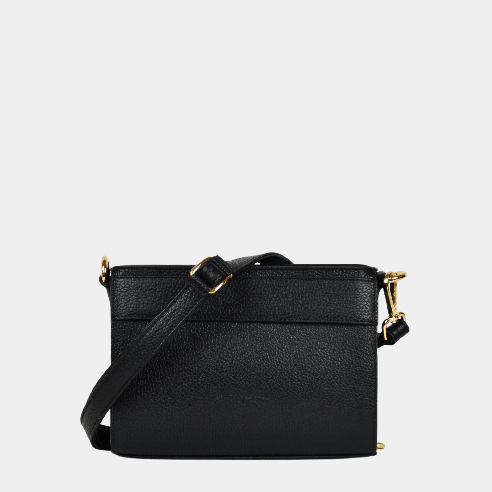 Sort crossbody småveske i ku-skinn. Hippi Grace Kyoto er en liten skinnveske til dame i fargen Klassisk sort med gull. Vesken kommer med en regulerbar og avtagbar crossbody stropp. Svart crossbody småveske i ku-skinn. Hverdagsveske i ekte skinn. Festveske i ekte skinn. Norsk design. Glidelås lukking i topp. Sort skinnveske. Skinnveske i Svart. Svart veske i ekte skinn. Crossbody veske i ekte skinn. Gulldetaljer.