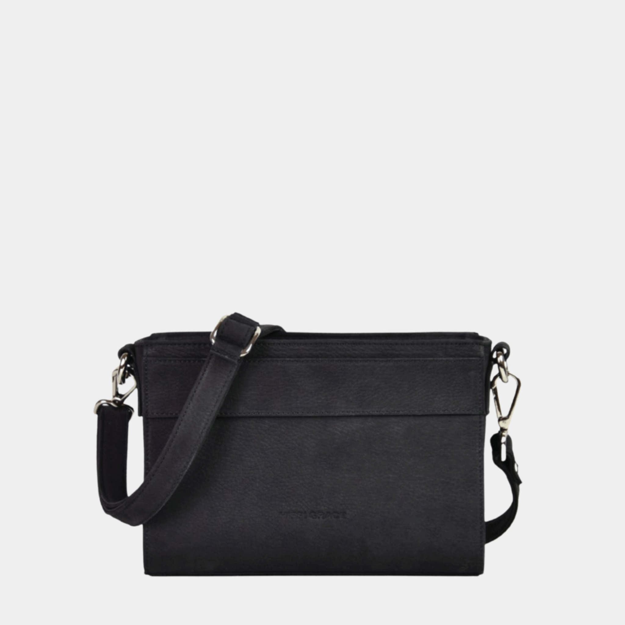 Sort crossbody småveske i ku-skinn. Sort crossbody småveske i ku-skinn. Hippi Grace Kyoto er en liten skinnveske til dame i fargen nobuck sort. Vesken kommer med en regulerbar og avtagbar crossbody stropp. Svart crossbody småveske i ku-skinn. Hverdagsveske i ekte skinn. Festveske i ekte nobuck skinn. Norsk design. Glidelås lukking i topp. Sort skinnveske. Skinnveske i Svart. Svart veske i ekte Nobuck skinn. Crossbody veske i ekte skinn.