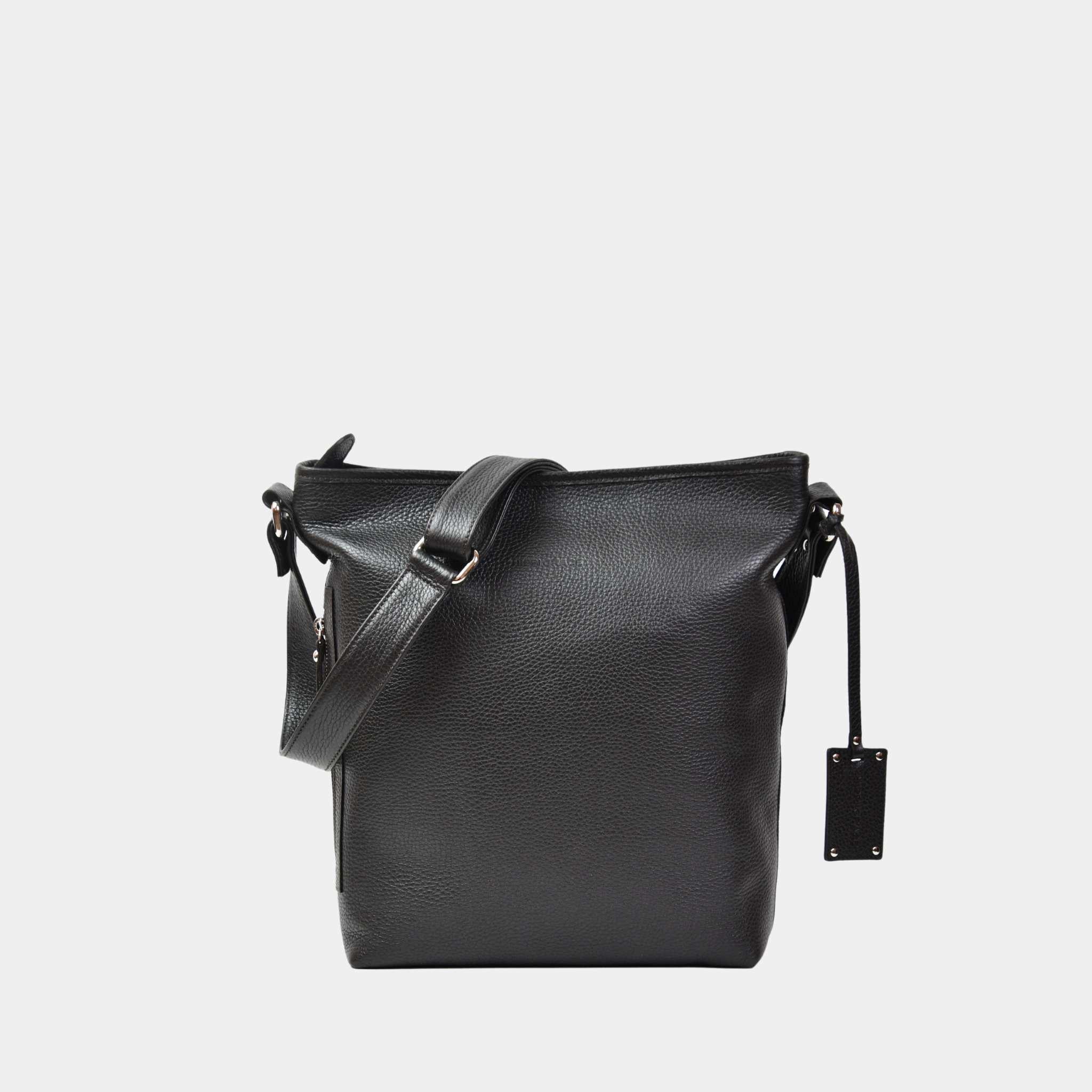 Crossbody veske i klassisk grained Ku-skinn, med regulerbar skulderstropp, glidelås-lukning og sølvdetaljer.