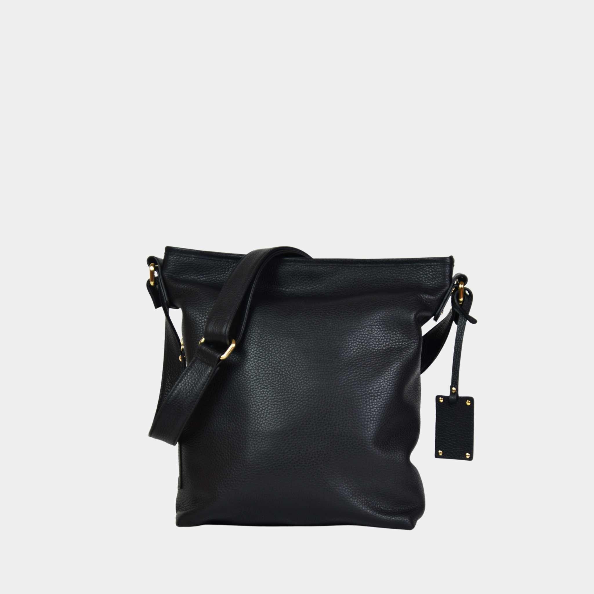 Crossbody veske i klassisk grained Ku-skinn, med regulerbar skulderstropp, glidelås-lukning og gulldetaljer.