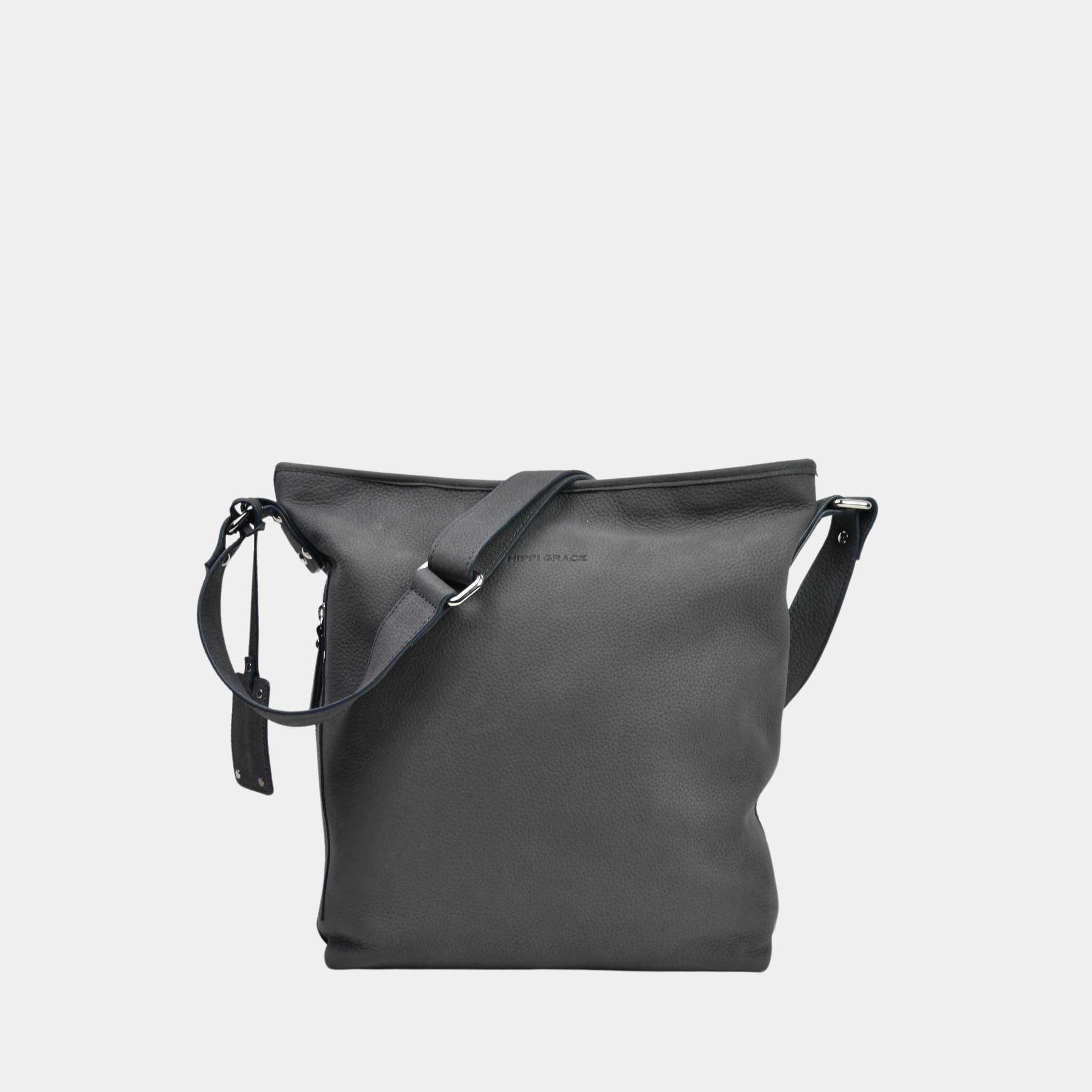 Crossbody veske, Nobuck Ku-skinn, regulerbar skulderstropp, glidelås-lukning, sølvdetaljer.