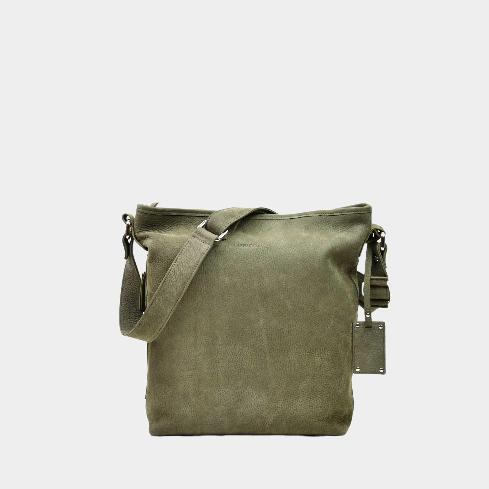 Crossbody veske, Nobuck Ku-skinn, regulerbar skulderstropp, glidelås-lukning, sølvdetaljer.