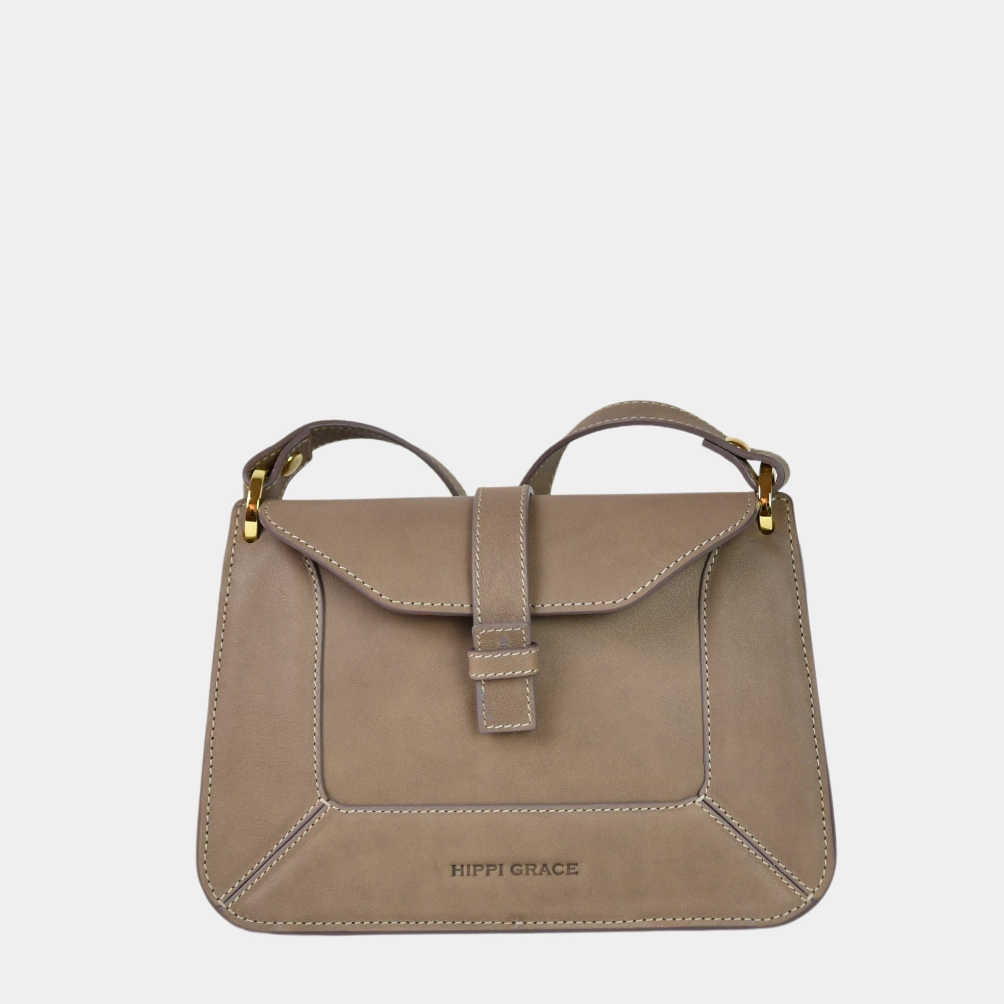 Hippi Grace Lille Roma i fargen bohem luxe beige er en liten skinnveske til dame. Vesken kommer med en lang crossbody stropp, som er regulerbar og avtagbar. Vesken har nydelige detaljer, og gullfarget metall. Crossbody vesken har et praktisk interiør med flere lommer, og lukkes med en magnetknapp i front. Norsk design. Vesken er perfekt til både reise og fest. Beige liten skinnveske dame. Beige liten veske i skinn. Bilde av forsiden til Lille Roma.