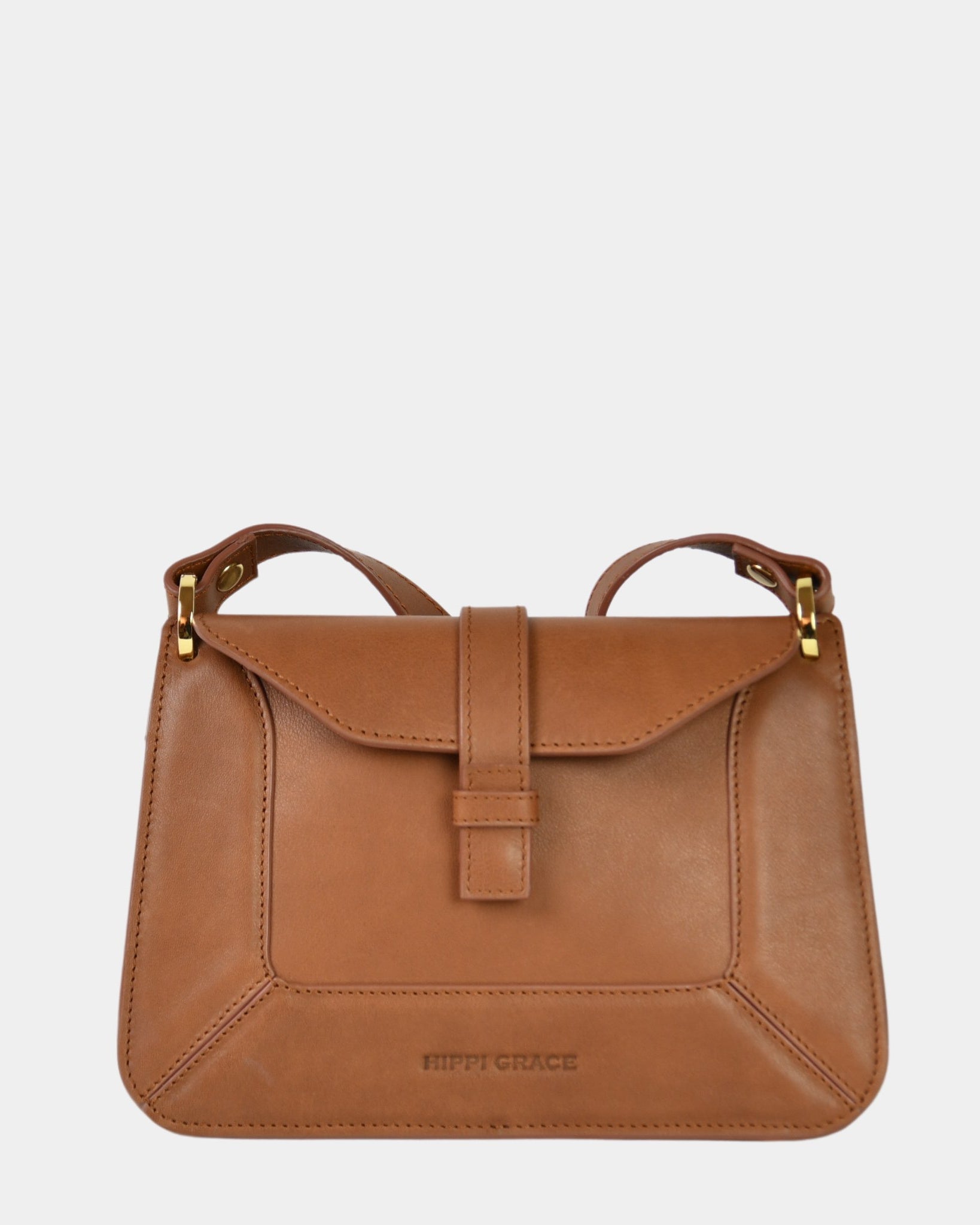 Hippi Grace Lille Roma i fargen bohem luxe tan er en liten skinnveske til dame. Vesken kommer med en lang crossbody stropp, som er regulerbar og avtagbar. Vesken har nydelige detaljer, og gullfarget metall. Crossbody vesken har et praktisk interiør med flere lommer, og lukkes med en magnetknapp i front. Norsk design. Vesken er perfekt til både reise og fest. Brun liten skinnveske dame. Lysebrun liten veske i skinn. Bilde av forsiden til Lille Roma.