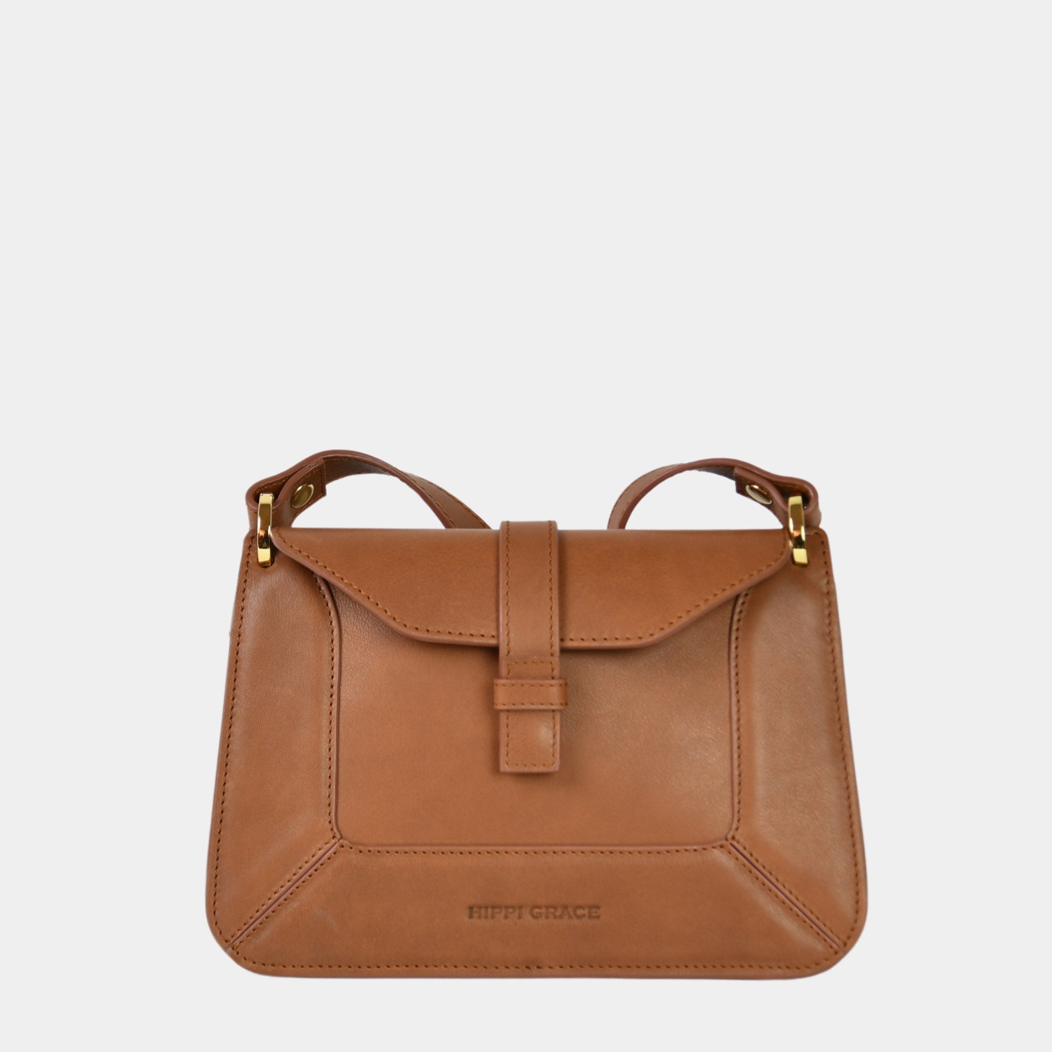 Hippi Grace Lille Roma i fargen bohem luxe tan er en liten skinnveske til dame. Vesken kommer med en lang crossbody stropp, som er regulerbar og avtagbar. Vesken har nydelige detaljer, og gullfarget metall. Crossbody vesken har et praktisk interiør med flere lommer, og lukkes med en magnetknapp i front. Norsk design. Vesken er perfekt til både reise og fest. Brun liten skinnveske dame. Lysebrun liten veske i skinn. Bilde av forsiden til Lille Roma.