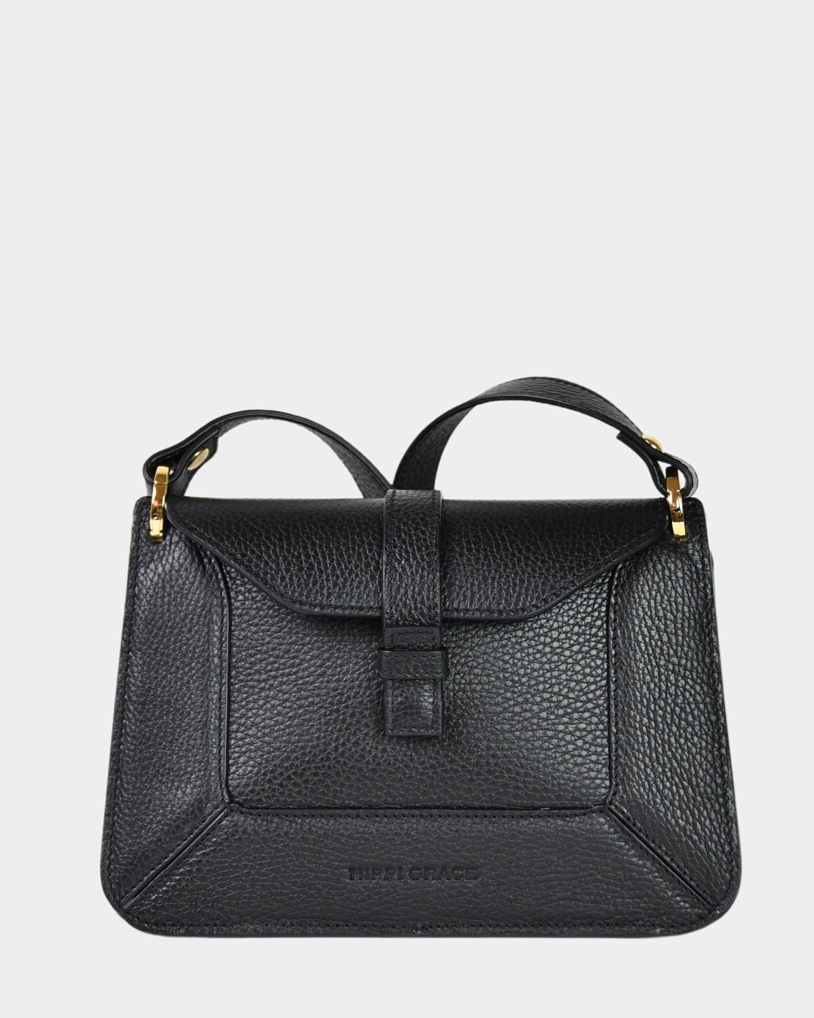 Hippi Grace Lille Roma i fargen klassisk sort med gull er en liten skinnveske til dame. Vesken kommer med en lang crossbody stropp, som er regulerbar og avtagbar. Vesken har nydelige detaljer, og gullfarget metall. Crossbody vesken har et praktisk interiør med flere lommer, og lukkes med en magnetknapp i front. Norsk design. Vesken er perfekt til både reise og fest. Svart liten skinnveske dame. Svart liten veske i skinn. Bilde av forsiden til Lille Roma.