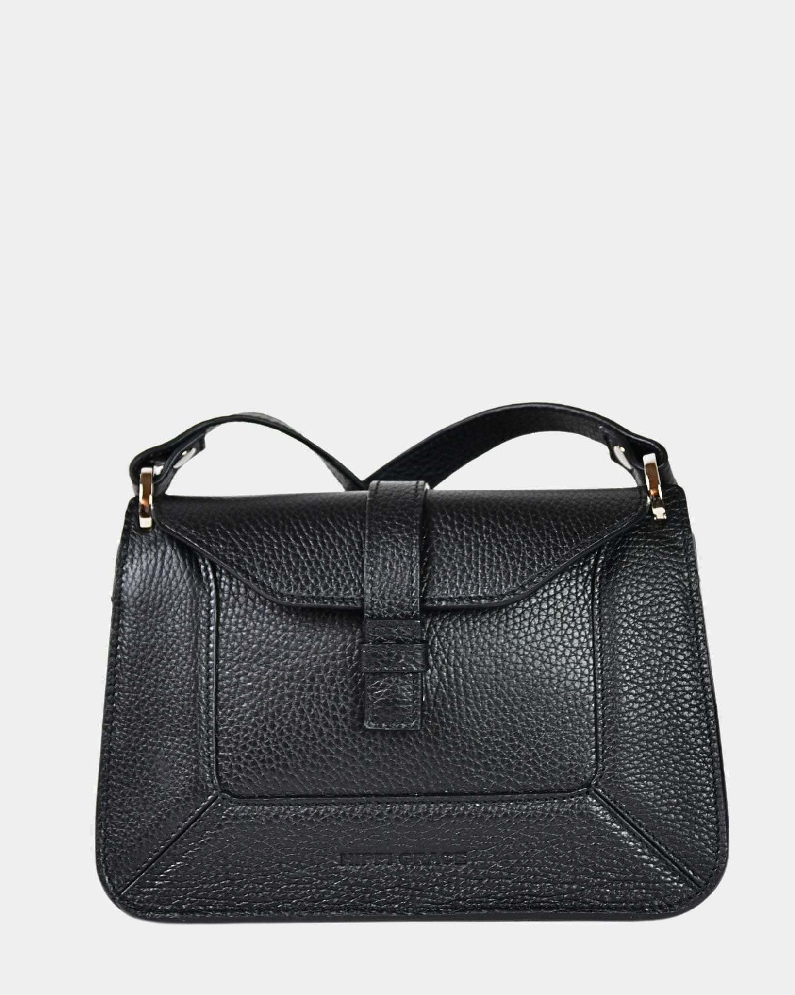 Hippi Grace Lille Roma i fargen klassisk sort er en liten skinnveske til dame. Vesken kommer med en lang crossbody stropp, som er regulerbar og avtagbar. Vesken har nydelige detaljer, og sølvfarget metall. Crossbody vesken har et praktisk interiør med flere lommer, og lukkes med en magnetknapp i front. Norsk design. Vesken er perfekt til både reise og fest. Svart liten skinnveske dame. Svart liten veske i skinn. Bilde av forsiden til Lille Roma.