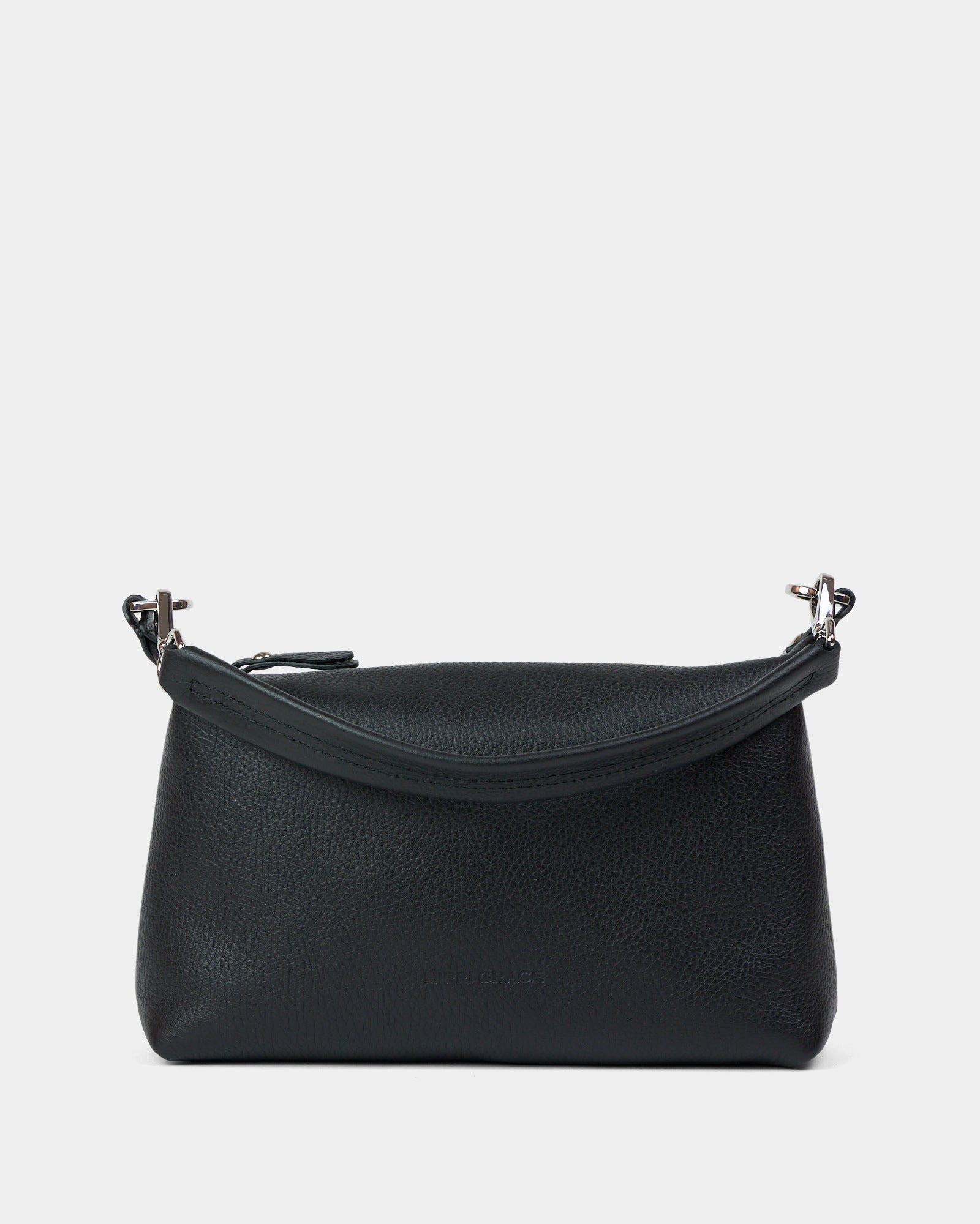Crossbody småveske i eksklusivt ku skinn. Hippi Grace Lucca i fargen klassisk sort er en liten skinnveske til dame. Vesken har et minimalistisk og tidløst design, og har et praktisk interiør med glidelås lukking i topp. Skinnvesken kommer med en skulderstropp og en regulerbar crossbody stropp, begge avtagbare. Norsk Design. Svart skinnveske dame. Svart Veske dame. Hverdagsveske. Festveske. Ekte skinn. Bærekraftig. Skulderveske dame. Crossbody veske dame. Crossbody-veske. Små veske. Mindre veske.