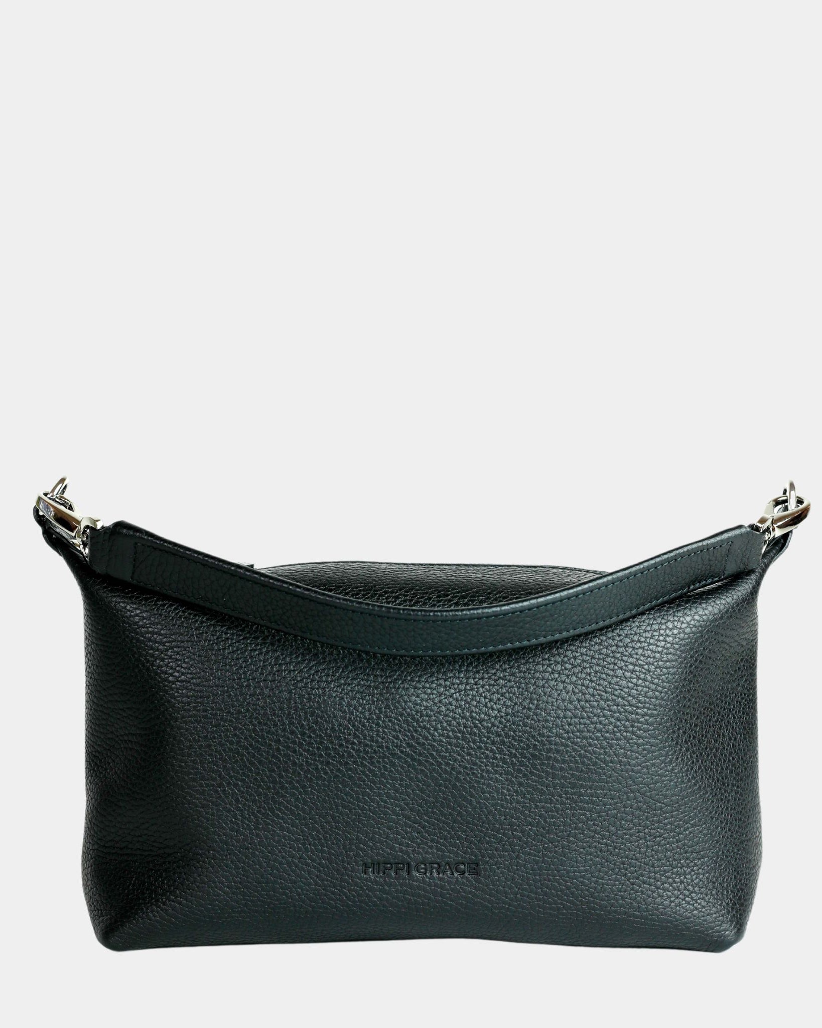 Crossbody småveske i eksklusivt ku skinn. Hippi Grace Lucca i fargen klassisk sort er en liten skinnveske til dame. Vesken har et minimalistisk og tidløst design, og har et praktisk interiør med glidelås lukking i topp. Skinnvesken kommer med en skulderstropp og en regulerbar crossbody stropp, begge avtagbare. Norsk Design. Svart skinnveske dame. Svart Veske dame. Hverdagsveske. Festveske. Ekte skinn. Bærekraftig. Skulderveske dame. Crossbody veske dame. Crossbody-veske. Små veske. Mindre veske.