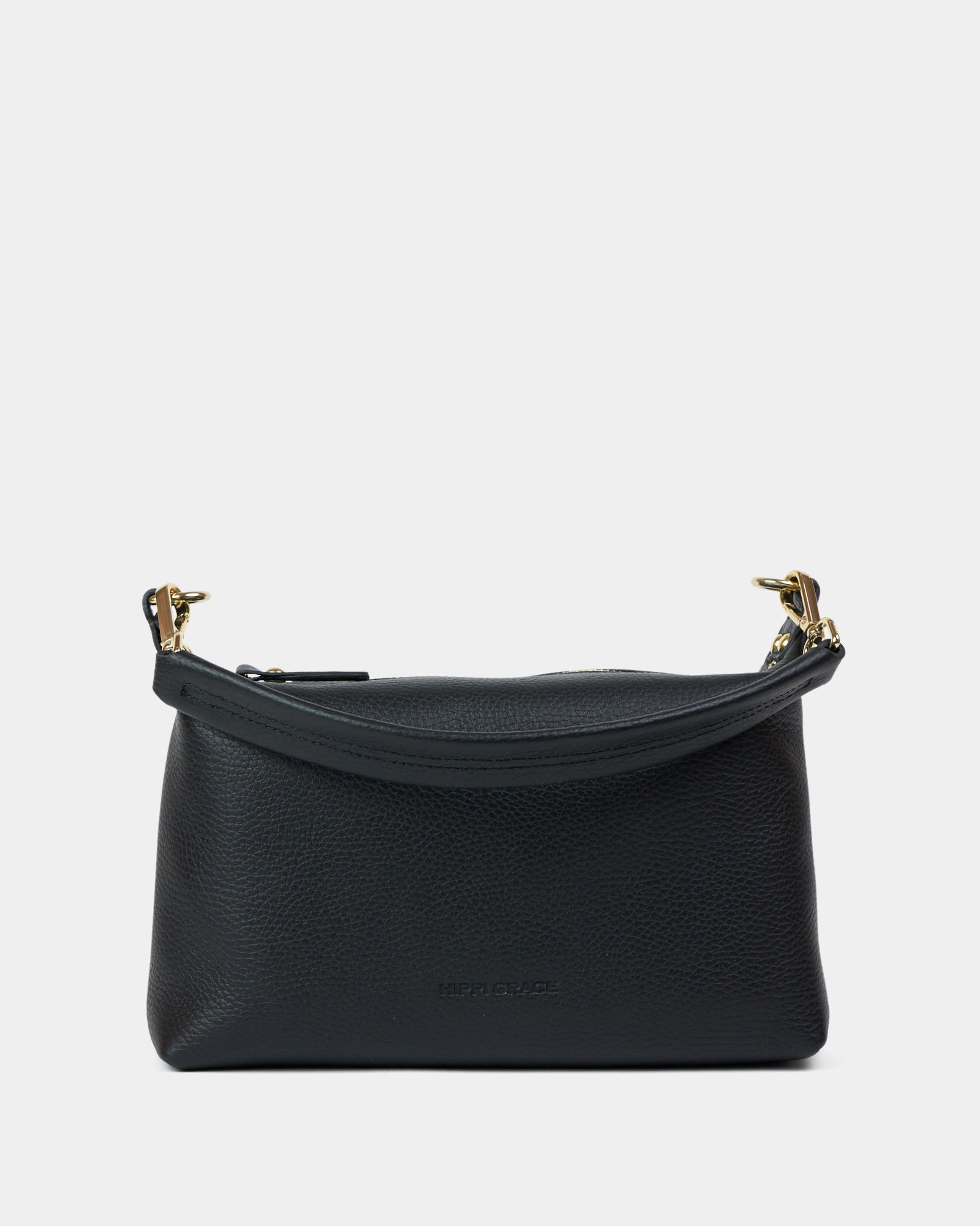 Crossbody småveske i eksklusivt ku skinn. Hippi Grace Lucca i fargen klassisk sort med gull er en liten skinnveske til dame. Vesken har et minimalistisk og tidløst design, og har et praktisk interiør med glidelås lukking i topp. Skinnvesken kommer med en skulderstropp og en regulerbar crossbody stropp, begge avtagbare. Norsk Design. Svart skinnveske dame. Svart Veske dame. Hverdagsveske. Festveske. Ekte skinn. Bærekraftig. Skulderveske dame. Crossbody veske dame. Crossbody-veske. Små veske. Mindre veske.