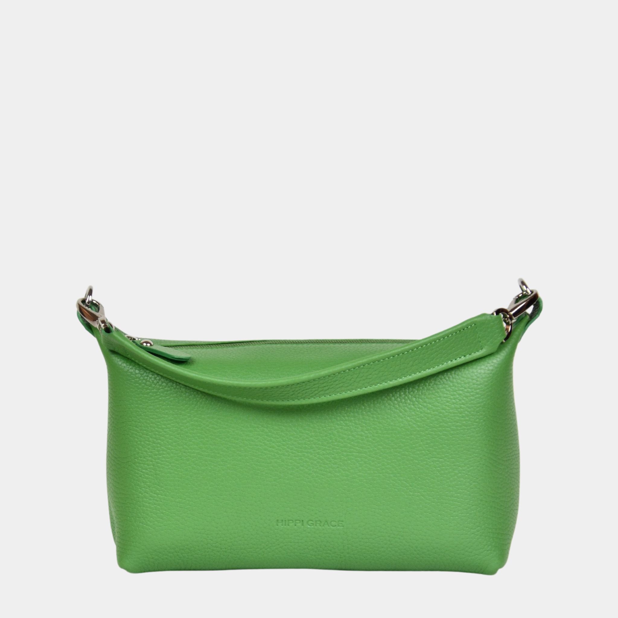 crossbody småveske i eksklusivt ku skinn. Hippi Grace Lucca i fargen klassisk hierba er en liten skinnveske til dame. Vesken har et minimalistisk og tidløst design, og har et praktisk interiør med glidelås lukking i topp. Skinnvesken kommer med en skulderstropp og en regulerbar crossbody stropp, begge avtagnbare. Norsk Design. Grønn skinnveske dame. Grønn Veske dame. Hverdagsveske. Festveske. Ekte skinn. Bærekraftig. Skulderveske dame. Crossbody veske dame. Crossbodyveske. Små veske. Mindre veske.