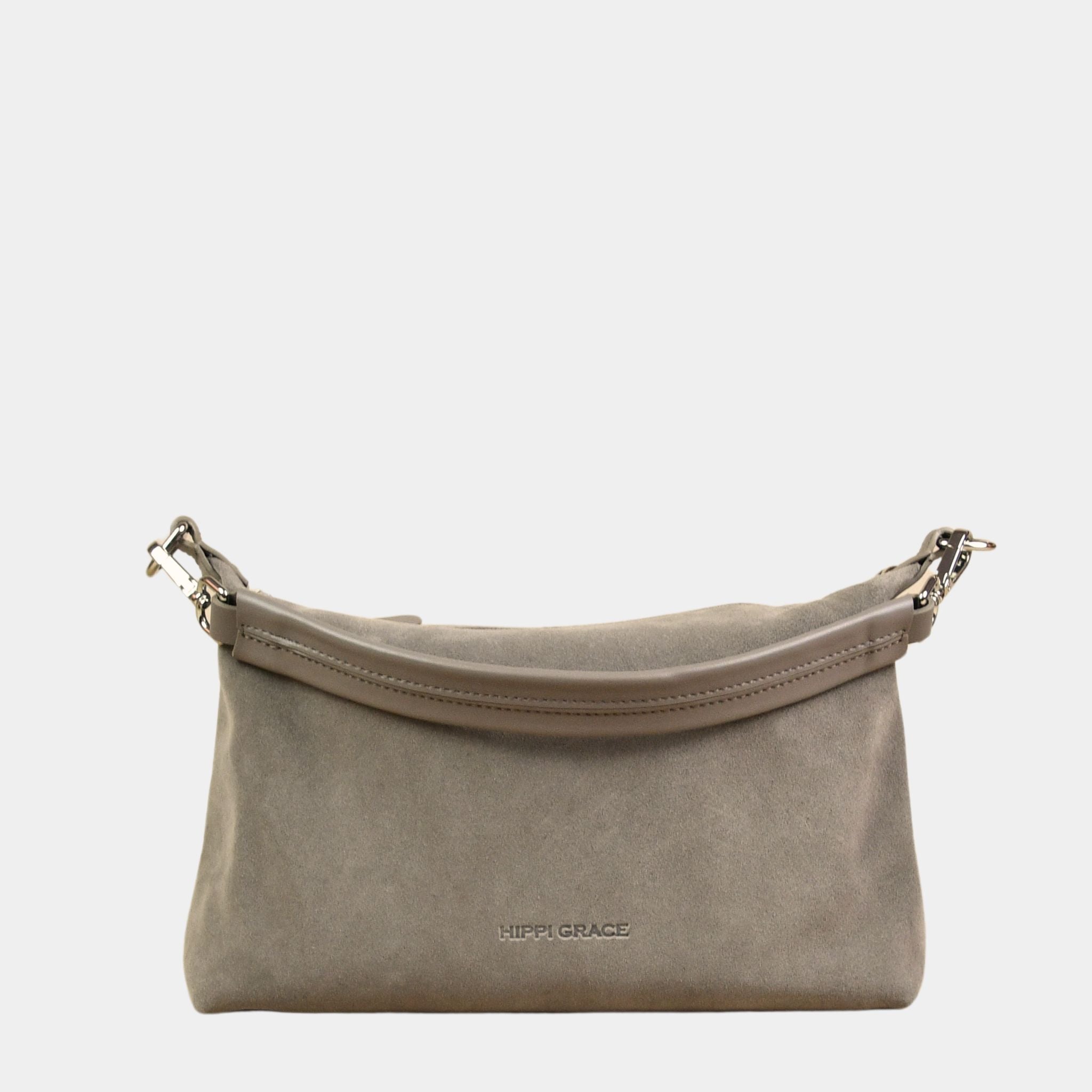 Crossbody småveske i eksklusivt ku skinn. Hippi Grace Lucca i fargen semsket beige er en liten skinnveske til dame. Vesken har et minimalistisk og tidløst design, og har et praktisk interiør med glidelås lukking i topp. Skinnvesken kommer med en skulderstropp og en regulerbar crossbody stropp, begge avtagbare. Norsk Design. Beige skinnveske dame. Hverdagsveske. Festveske. Ekte skinn. Bærekraftig. Skulderveske dame. Crossbody veske dame. Crossbodyveske. Små veske. Mindre veske.