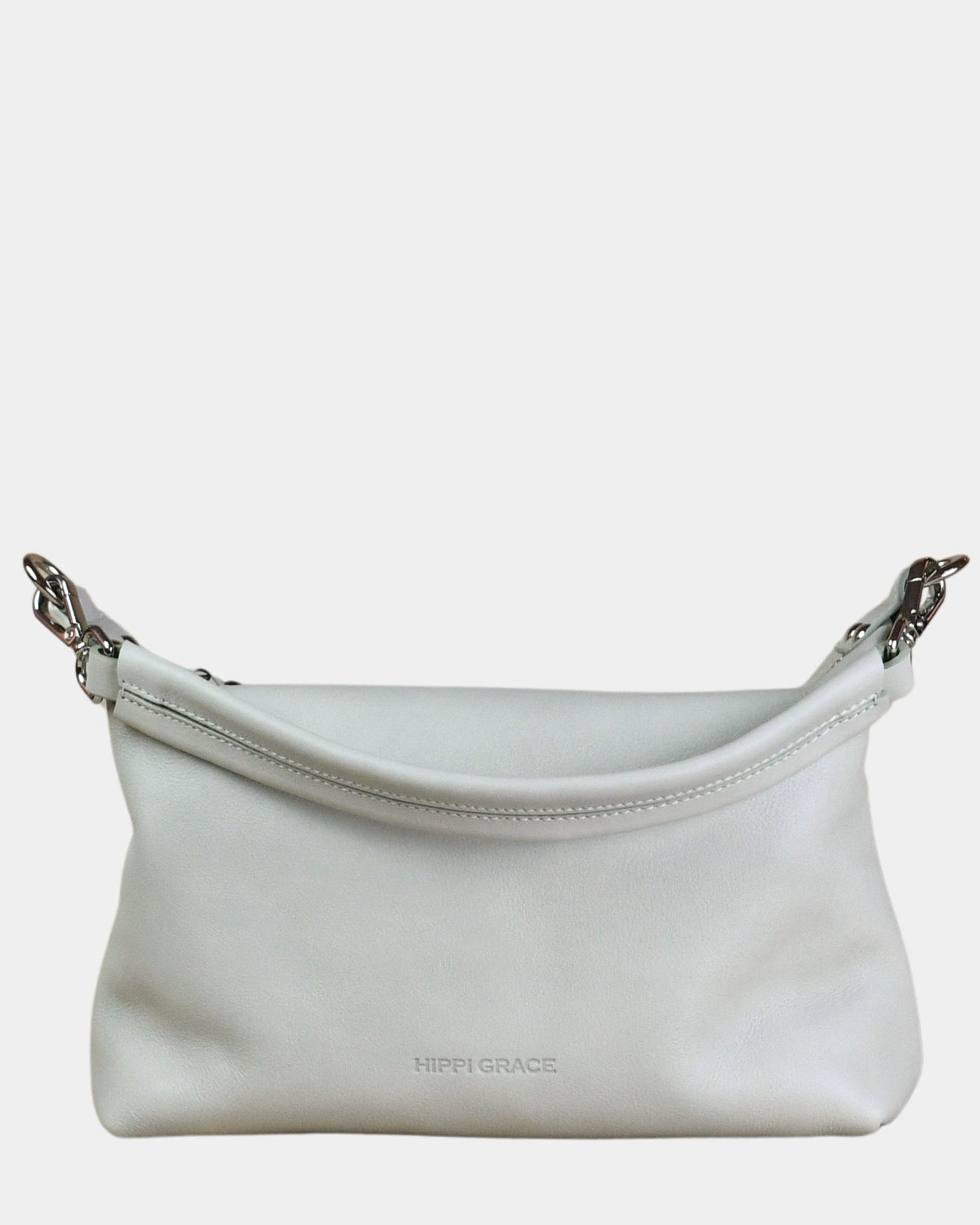 Hippi Grace Lucca i fargen bohem luxe ivory er en liten skinnveske til dame. Vesken har et minimalistisk og tidløst design, og har et praktisk interiør med glidelås lukking i topp. Skinnvesken kommer med en skulderstropp og en regulerbar crossbody stropp, begge avtagbare. Norsk Design. Lysebrun skinnveske dame. Brun Veske dame. Hverdagsveske. Festveske. Ekte skinn. Bærekraftig. Skulderveske dame. Crossbody veske dame. Crossbodyveske. Små veske. Mindre veske.