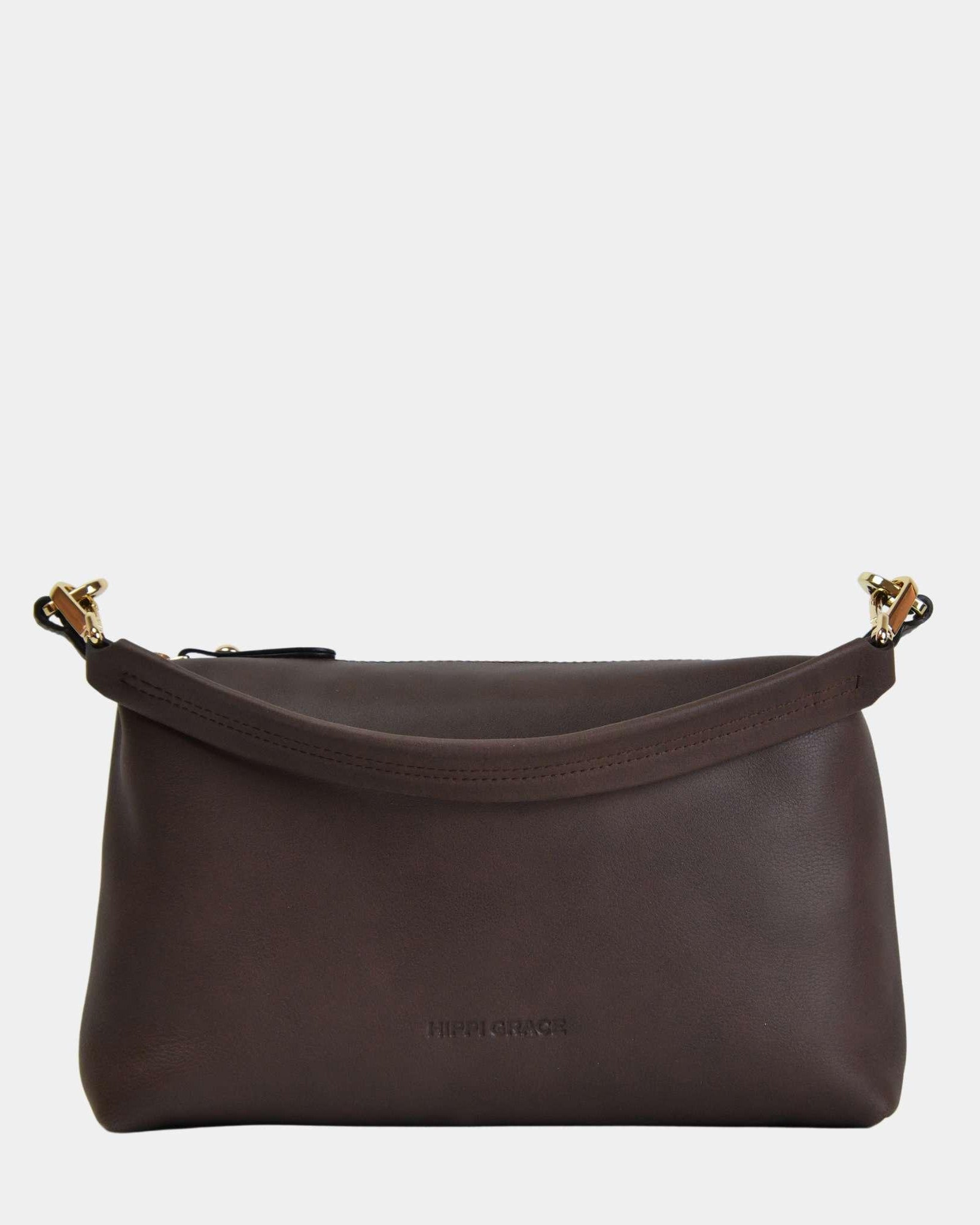 Lucca i bohem luxe mocca med gull-detaljer. Følger med lang crossbodystropp. En lett dameveske som passer perfekt til hverdag og fest. Klassisk og stilrent norsk design.