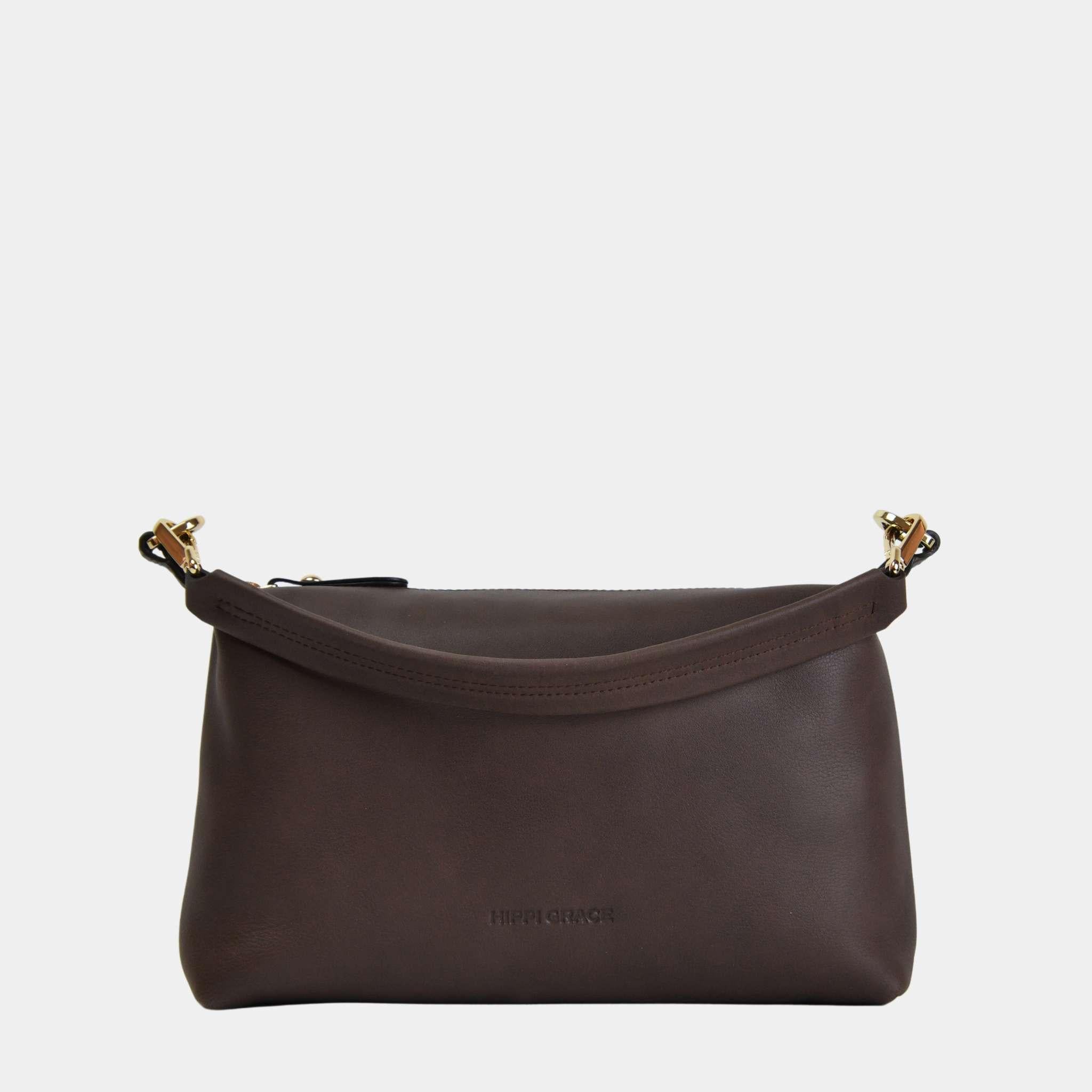 Lucca i bohem luxe mocca med gull-detaljer. Følger med lang crossbodystropp. En lett dameveske som passer perfekt til hverdag og fest. Klassisk og stilrent norsk design.