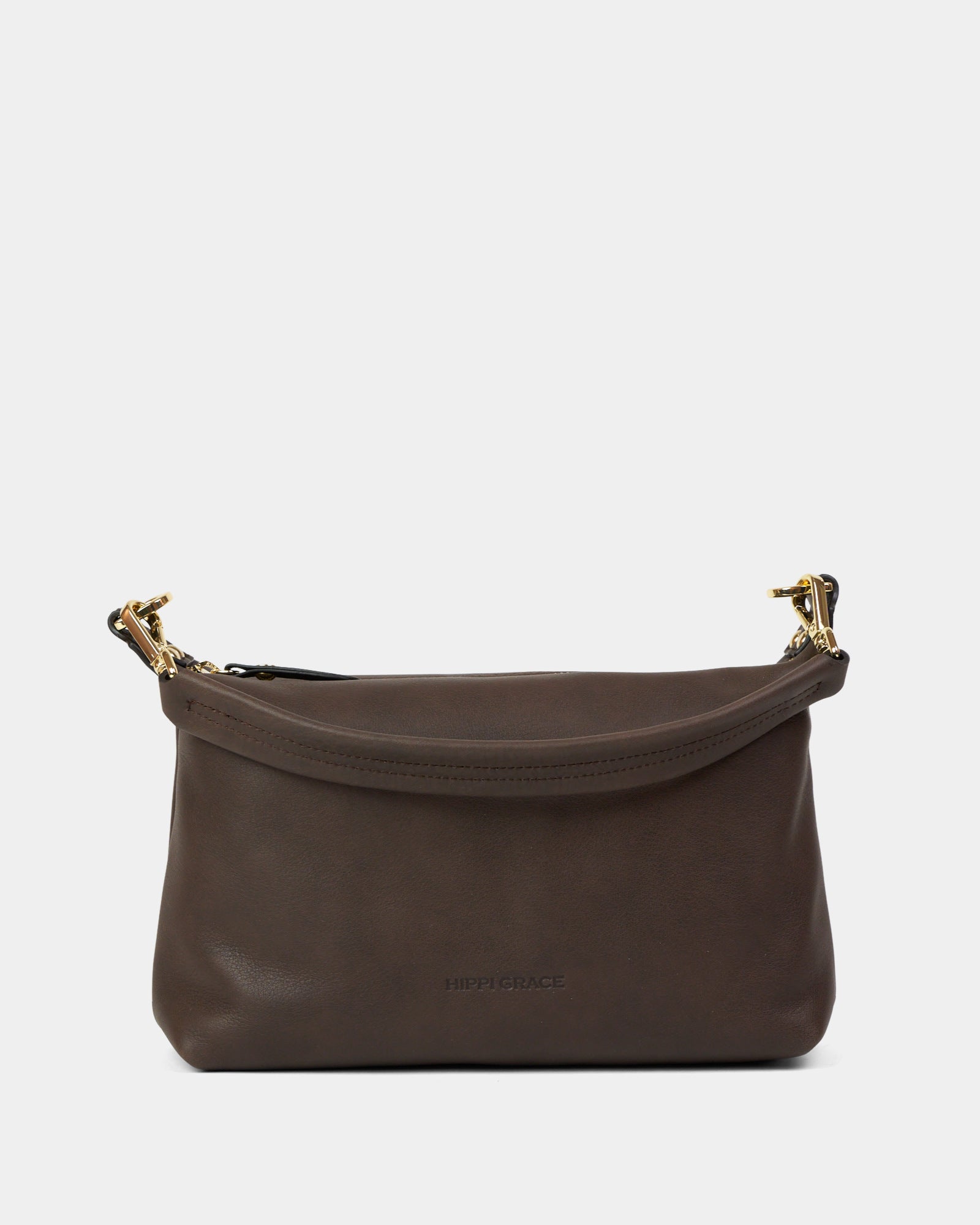 Lucca i bohem luxe mocca med gull-detaljer. Følger med lang crossbodystropp. En lett dameveske som passer perfekt til hverdag og fest. Klassisk og stilrent norsk design.