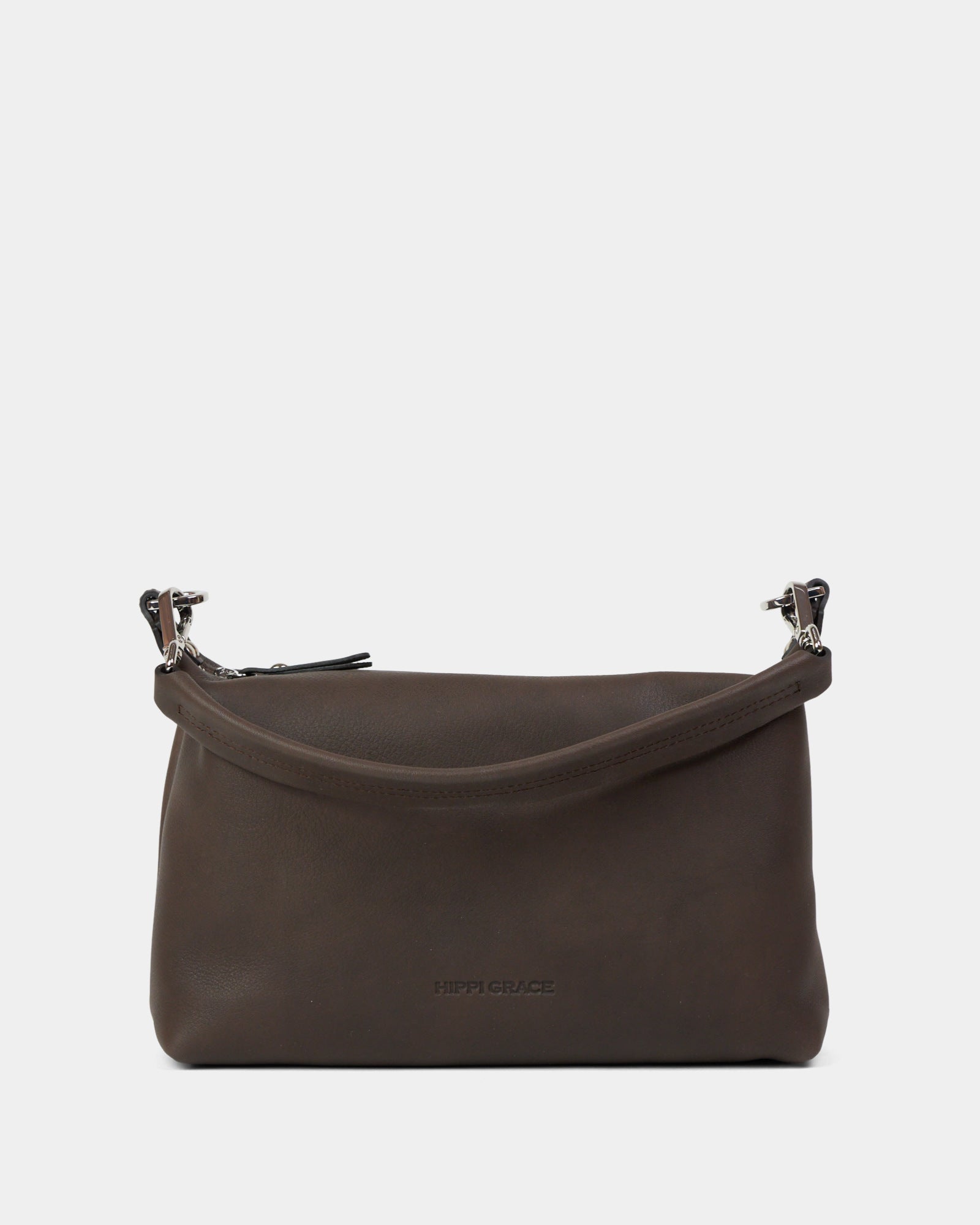 Hippi Grace Lucca i fargen bohem luxe mocca er en liten skinnveske til dame. Vesken har et minimalistisk og tidløst design, og har et praktisk interiør med glidelås lukking i topp. Skinnvesken kommer med en skulderstropp og en regulerbar crossbody stropp, begge avtagbare. Norsk Design. Lysebrun skinnveske dame. Brun Veske dame. Hverdagsveske. Festveske. Ekte skinn. Bærekraftig. Skulderveske dame. Crossbody veske dame. Crossbodyveske. Små veske. Mindre veske.