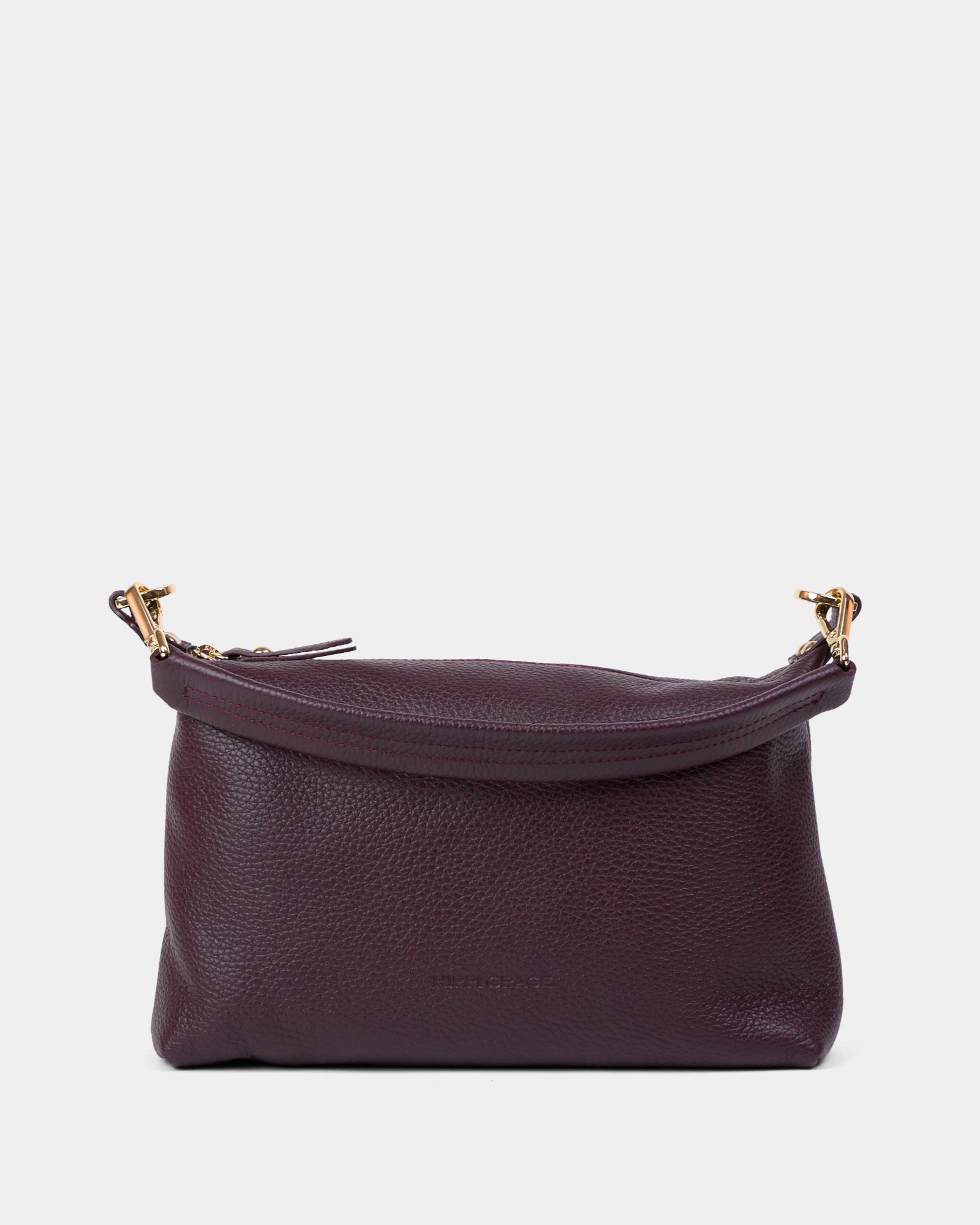 Lucca i en dyp klassisk burgunder farge, med gull detaljer. Lang crossbody stropp følger med. En nett damevekse for hverdagen og fest. Stilrent og klassisk norsk design.