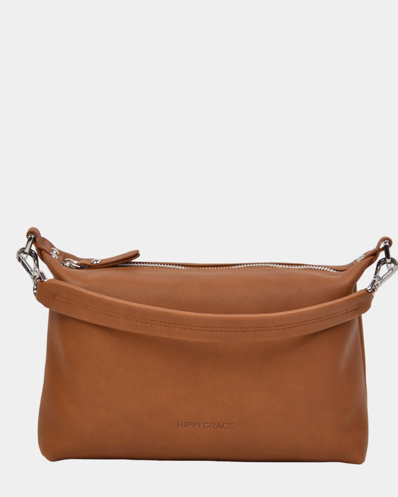 Hippi Grace Lucca i fargen bohem luxe tan er en liten skinnveske til dame. Vesken har et minimalistisk og tidløst design, og har et praktisk interiør med glidelås lukking i topp. Skinnvesken kommer med en skulderstropp og en regulerbar crossbody stropp, begge avtagnbare. Norsk Design. Lysebrun skinnveske dame. Brun Veske dame. Hverdagsveske. Festveske. Ekte skinn. Bærekraftig. Skulderveske dame. Crossbody veske dame. Crossbodyveske. Små veske. Mindre veske.