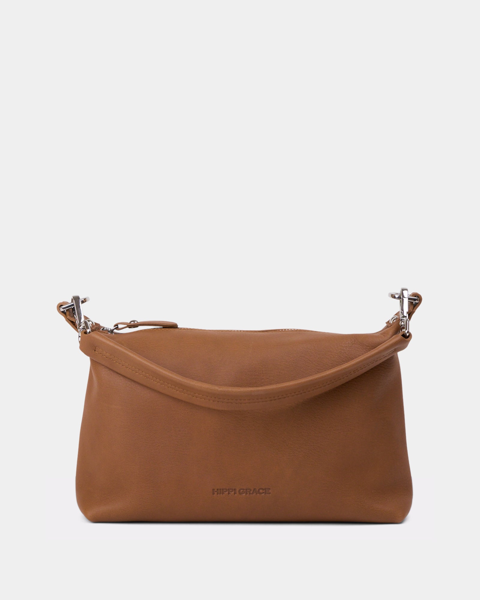 Hippi Grace Lucca i fargen bohem luxe tan er en liten skinnveske til dame. Vesken har et minimalistisk og tidløst design, og har et praktisk interiør med glidelås lukking i topp. Skinnvesken kommer med en skulderstropp og en regulerbar crossbody stropp, begge avtagnbare. Norsk Design. Lysebrun skinnveske dame. Brun Veske dame. Hverdagsveske. Festveske. Ekte skinn. Bærekraftig. Skulderveske dame. Crossbody veske dame. Crossbodyveske. Små veske. Mindre veske.