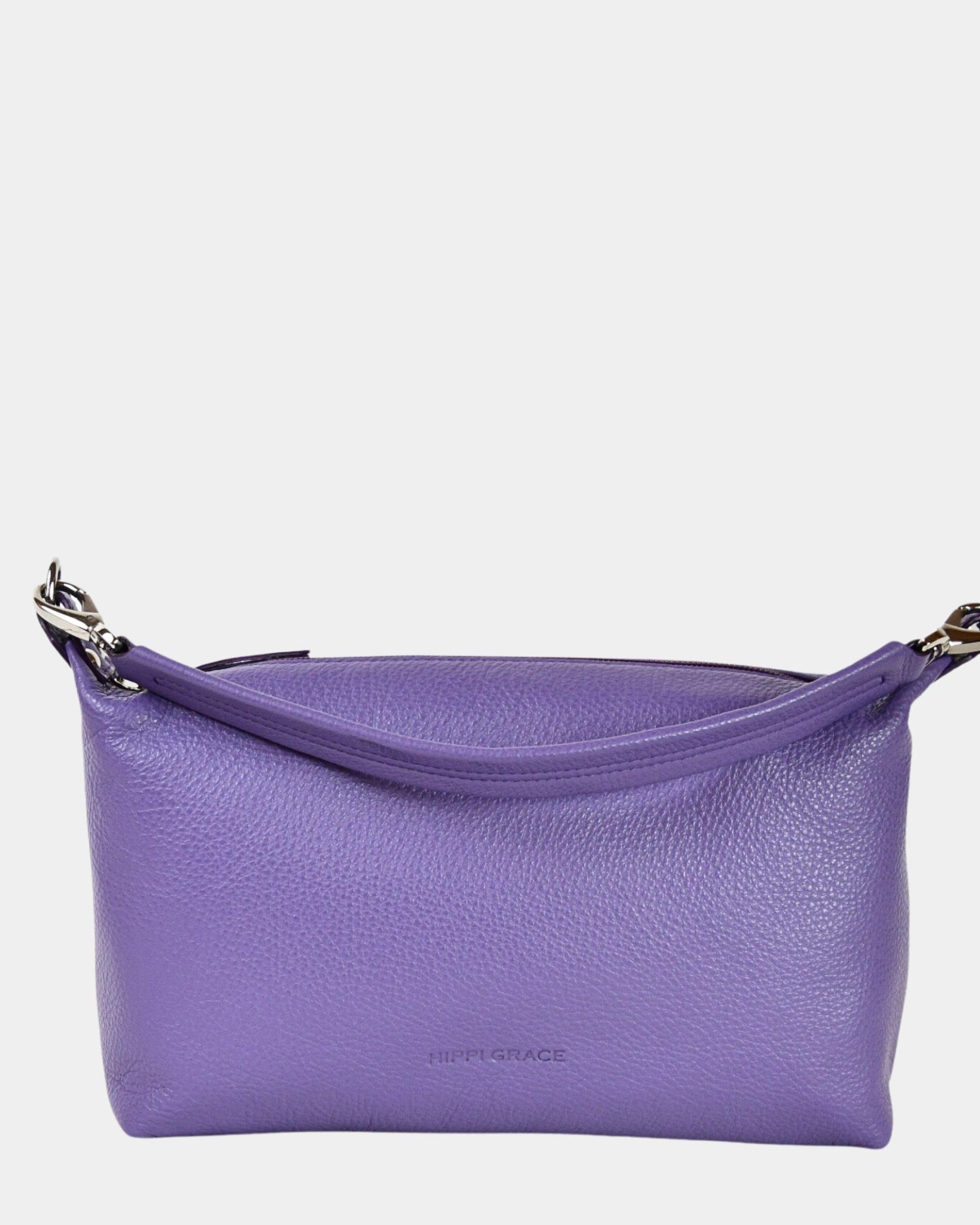 crossbody småveske i eksklusivt ku skinn. Hippi Grace Lucca i fargen klassisk purple er en liten skinnveske til dame. Vesken har et minimalistisk og tidløst design, og har et praktisk interiør med glidelås lukking i topp. Skinnvesken kommer med en skulderstropp og en regulerbar crossbody stropp, begge avtagnbare. Norsk Design. Lilla skinnveske dame. Lilla Veske dame. Hverdagsveske. Festveske. Ekte skinn. Bærekraftig. Skulderveske dame. Crossbody veske dame. Crossbodyveske. Små veske. Mindre veske.