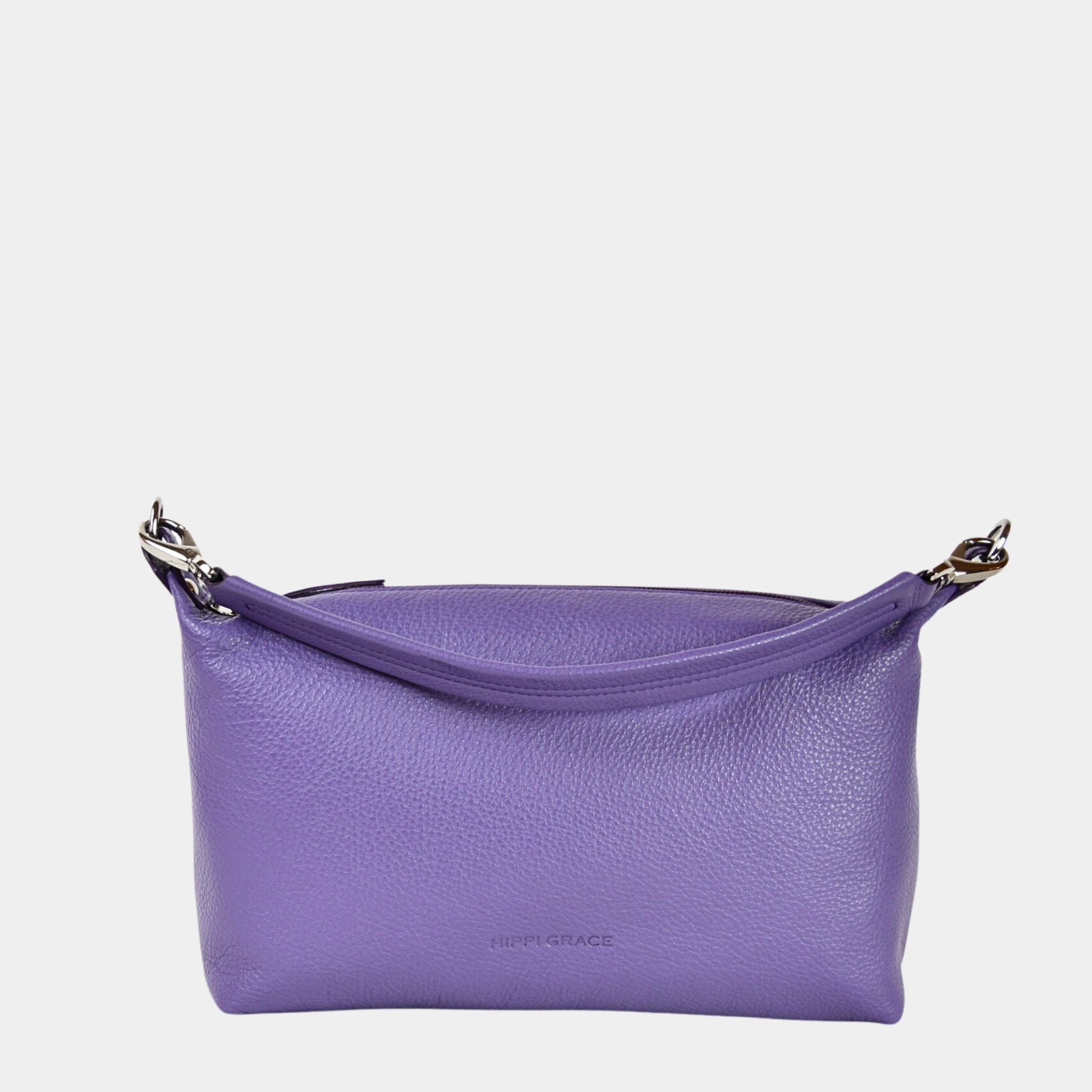 crossbody småveske i eksklusivt ku skinn. Hippi Grace Lucca i fargen klassisk purple er en liten skinnveske til dame. Vesken har et minimalistisk og tidløst design, og har et praktisk interiør med glidelås lukking i topp. Skinnvesken kommer med en skulderstropp og en regulerbar crossbody stropp, begge avtagnbare. Norsk Design. Lilla skinnveske dame. Lilla Veske dame. Hverdagsveske. Festveske. Ekte skinn. Bærekraftig. Skulderveske dame. Crossbody veske dame. Crossbodyveske. Små veske. Mindre veske.