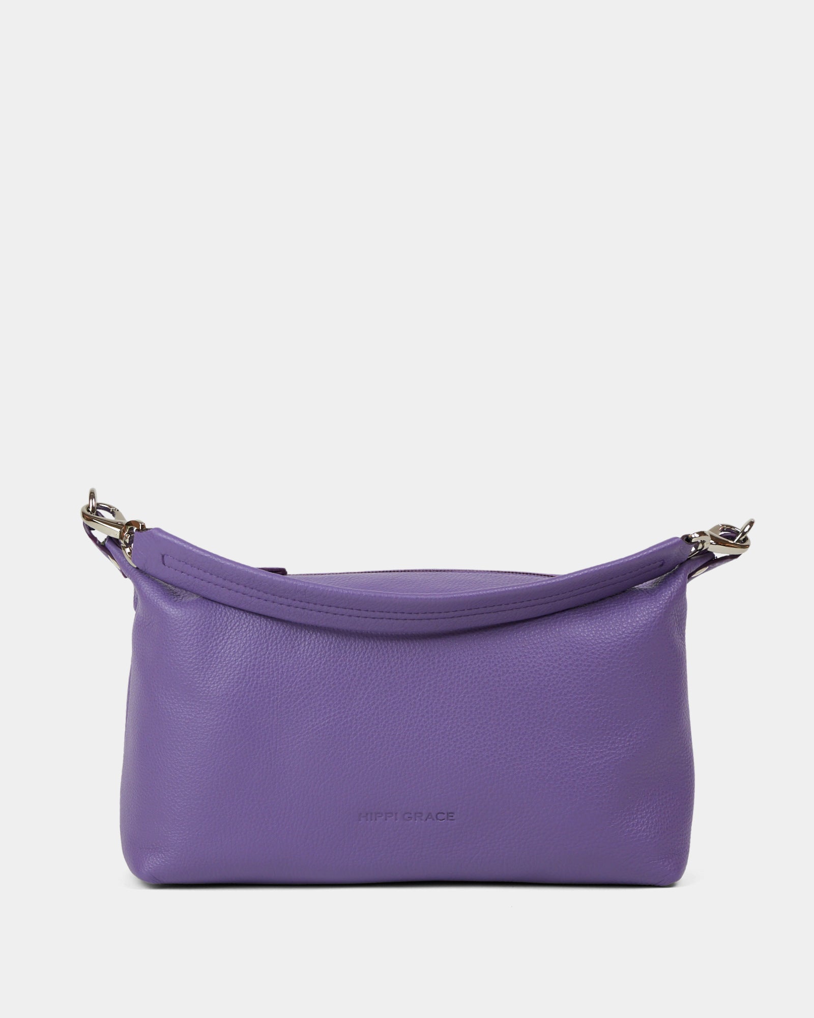crossbody småveske i eksklusivt ku skinn. Hippi Grace Lucca i fargen klassisk purple er en liten skinnveske til dame. Vesken har et minimalistisk og tidløst design, og har et praktisk interiør med glidelås lukking i topp. Skinnvesken kommer med en skulderstropp og en regulerbar crossbody stropp, begge avtagnbare. Norsk Design. Lilla skinnveske dame. Lilla Veske dame. Hverdagsveske. Festveske. Ekte skinn. Bærekraftig. Skulderveske dame. Crossbody veske dame. Crossbodyveske. Små veske. Mindre veske.