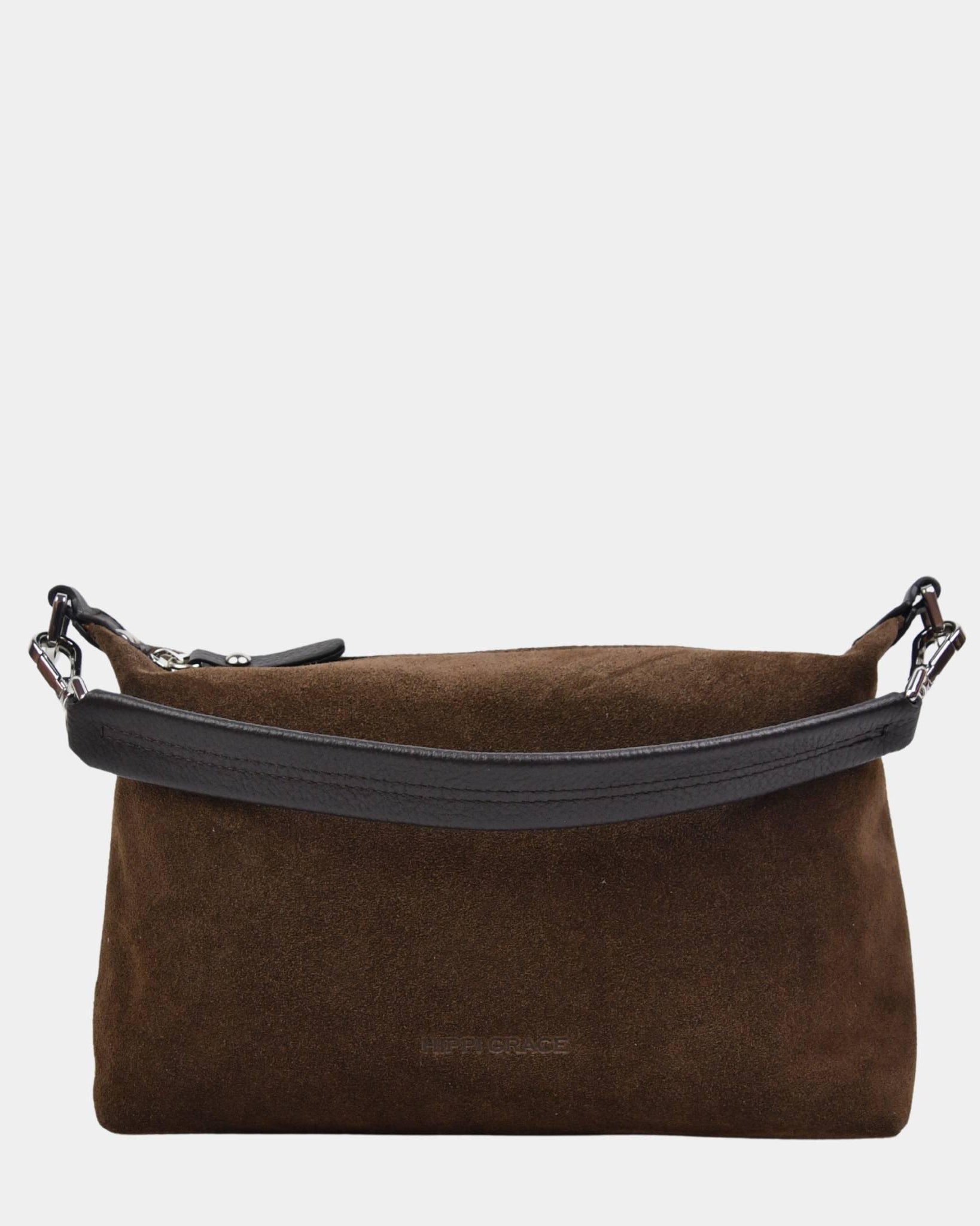 Crossbody småveske i eksklusivt ku skinn. Hippi Grace Lucca i fargen semsket brun er en liten skinnveske til dame. Vesken har et minimalistisk og tidløst design, og har et praktisk interiør med glidelås lukking i topp. Skinnvesken kommer med en skulderstropp og en regulerbar crossbody stropp, begge avtagbare. Norsk Design. Brun skinnveske dame. Hverdagsveske. Festveske. Ekte skinn. Bærekraftig. Skulderveske dame. Crossbody veske dame. Crossbodyveske. Små veske. Mindre veske.