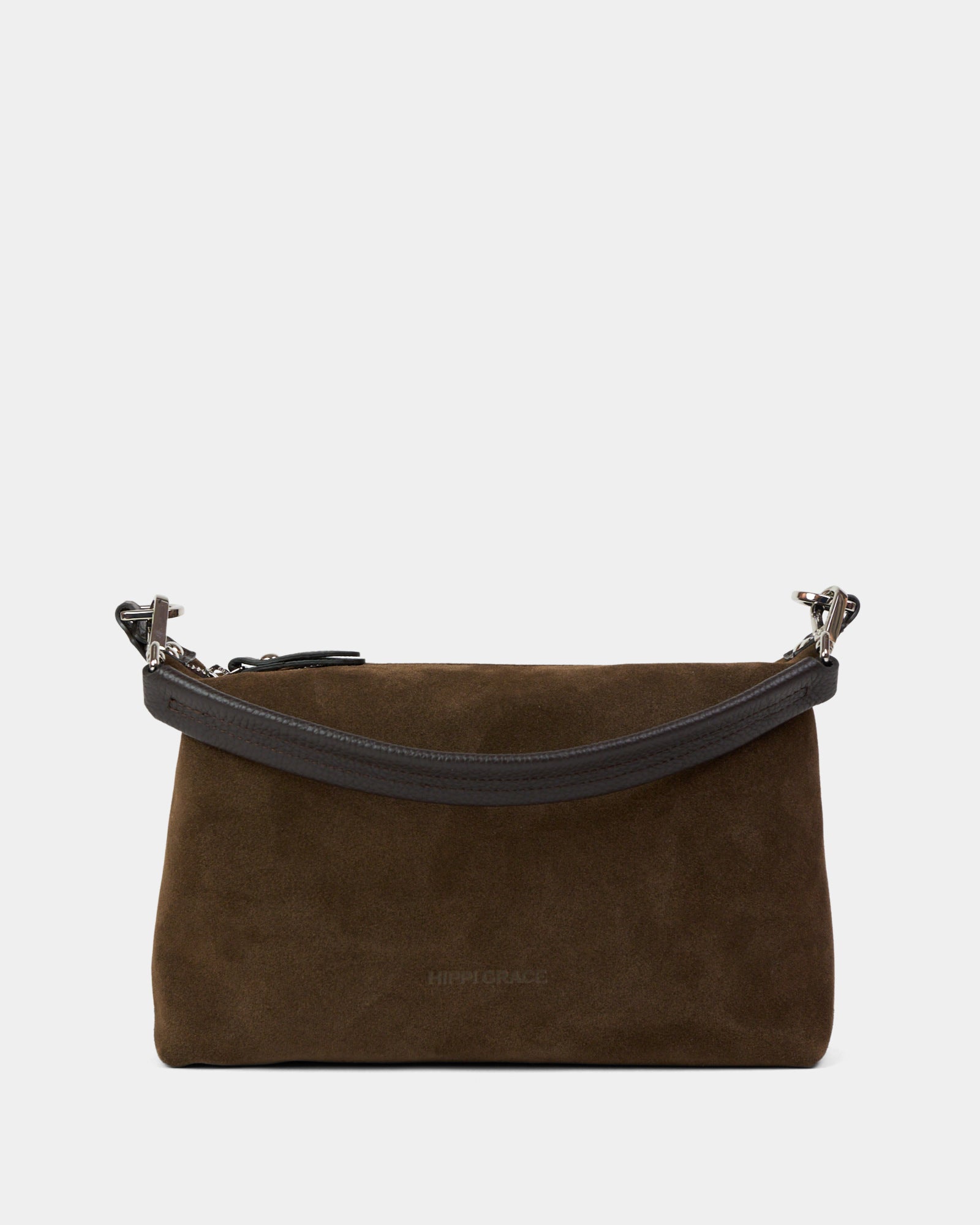 Crossbody småveske i eksklusivt ku skinn. Hippi Grace Lucca i fargen semsket brun er en liten skinnveske til dame. Vesken har et minimalistisk og tidløst design, og har et praktisk interiør med glidelås lukking i topp. Skinnvesken kommer med en skulderstropp og en regulerbar crossbody stropp, begge avtagbare. Norsk Design. Brun skinnveske dame. Hverdagsveske. Festveske. Ekte skinn. Bærekraftig. Skulderveske dame. Crossbody veske dame. Crossbodyveske. Små veske. Mindre veske.