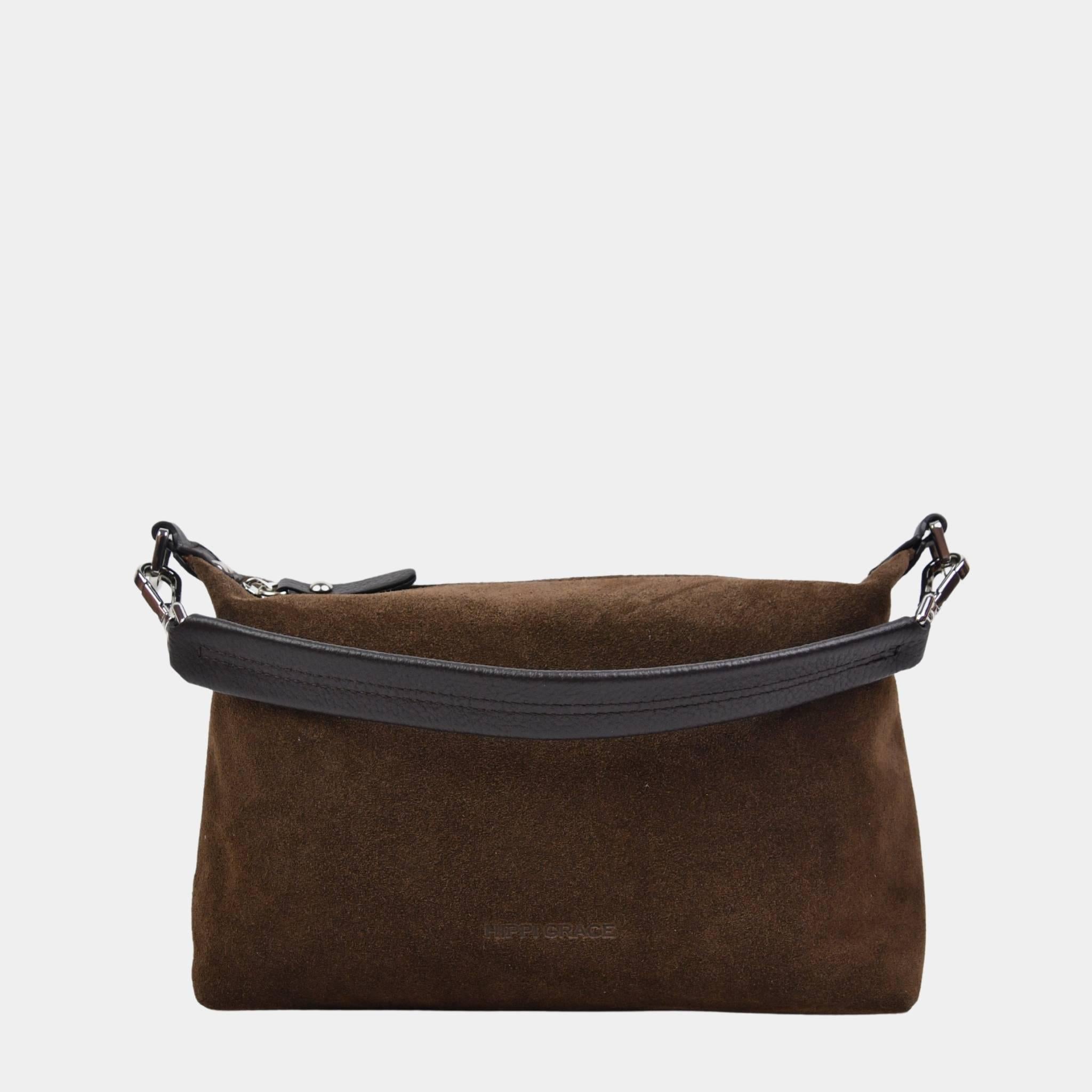 Crossbody småveske i eksklusivt ku skinn. Hippi Grace Lucca i fargen semsket brun er en liten skinnveske til dame. Vesken har et minimalistisk og tidløst design, og har et praktisk interiør med glidelås lukking i topp. Skinnvesken kommer med en skulderstropp og en regulerbar crossbody stropp, begge avtagbare. Norsk Design. Brun skinnveske dame. Hverdagsveske. Festveske. Ekte skinn. Bærekraftig. Skulderveske dame. Crossbody veske dame. Crossbodyveske. Små veske. Mindre veske.