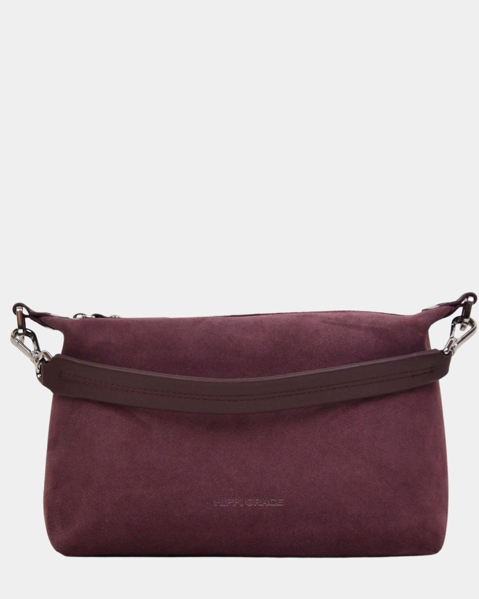 Crossbody småveske i eksklusivt ku skinn. Hippi Grace Lucca i fargen semsket burgunder er en liten skinnveske til dame. Vesken har et minimalistisk og tidløst design, og har et praktisk interiør med glidelås lukking i topp. Skinnvesken kommer med en skulderstropp og en regulerbar crossbody stropp, begge avtagbare. Norsk Design. burgunder skinnveske dame. Hverdagsveske. Festveske. Ekte skinn. Bærekraftig. Skulderveske dame. Crossbody veske dame. Crossbodyveske. Små veske. Mindre veske.