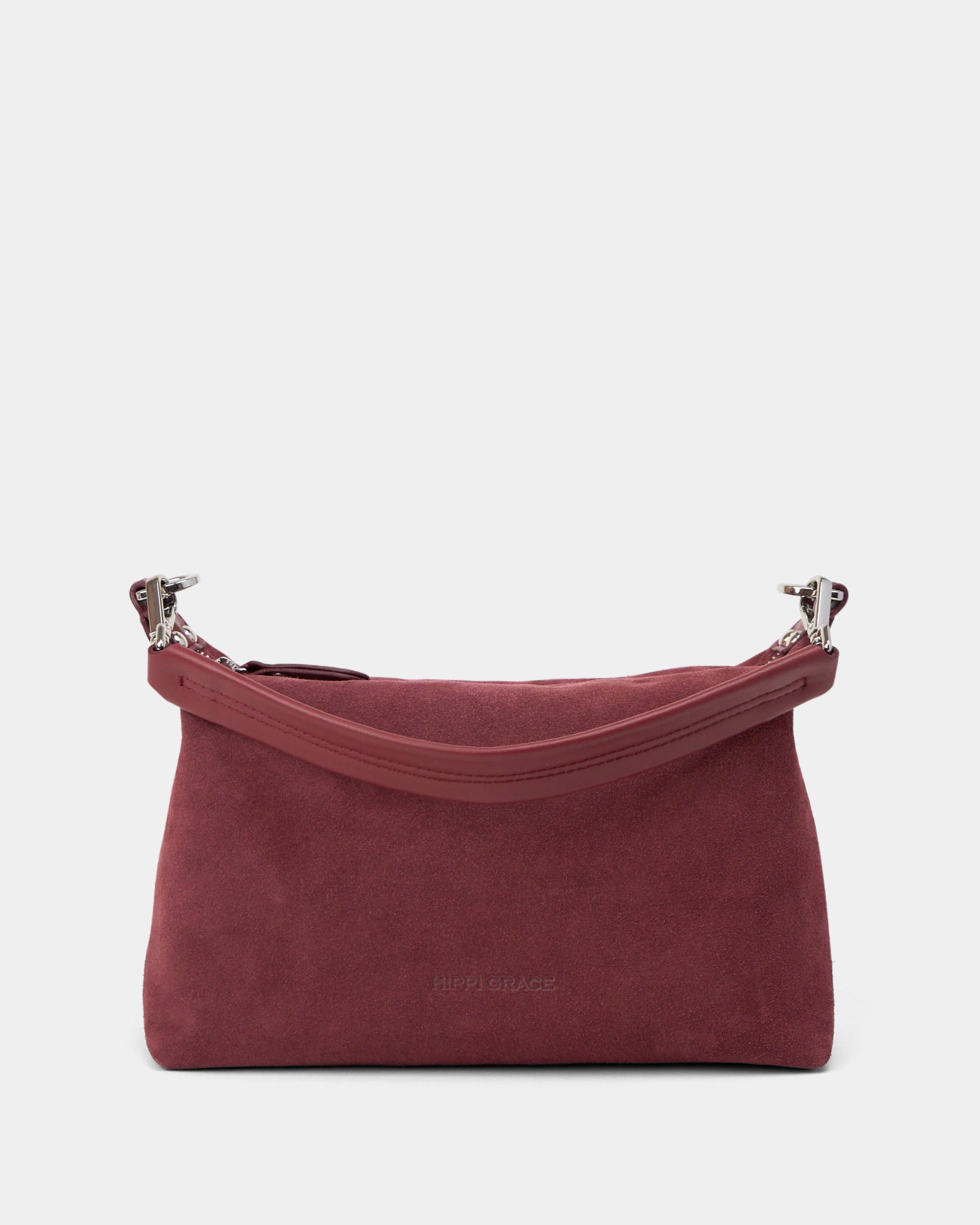 Crossbody småveske i eksklusivt ku skinn. Hippi Grace Lucca i fargen semsket merlot rød er en liten skinnveske til dame. Vesken har et minimalistisk og tidløst design, og har et praktisk interiør med glidelås lukking i topp. Skinnvesken kommer med en skulderstropp og en regulerbar crossbody stropp, begge avtagbare. Norsk Design. rødlig skinnveske dame. Rød Veske dame. Hverdagsveske. Festveske. Ekte skinn. Bærekraftig. Skulderveske dame. Crossbody veske dame. Crossbodyveske. Små veske. Mindre veske.