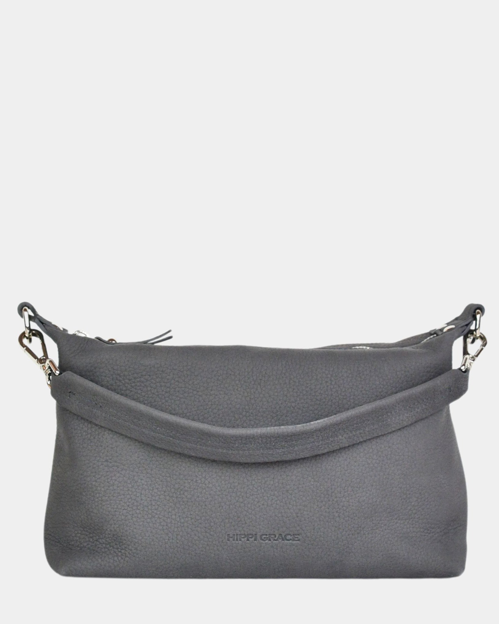 crossbody småveske i eksklusivt ku skinn. Hippi Grace Lucca i fargen Nobuck Grey er en liten skinnveske til dame. Vesken har et minimalistisk og tidløst design, og har et praktisk interiør med glidelås lukking i topp. Skinnvesken kommer med en skulderstropp og en regulerbar crossbody stropp, begge avtagnbare. Norsk Design. Grå skinnveske dame. Blå Veske dame. Hverdagsveske. Festveske. Ekte skinn. Bærekraftig. Skulderveske dame. Crossbody veske dame. Crossbodyveske. Små veske. Mindre veske.
