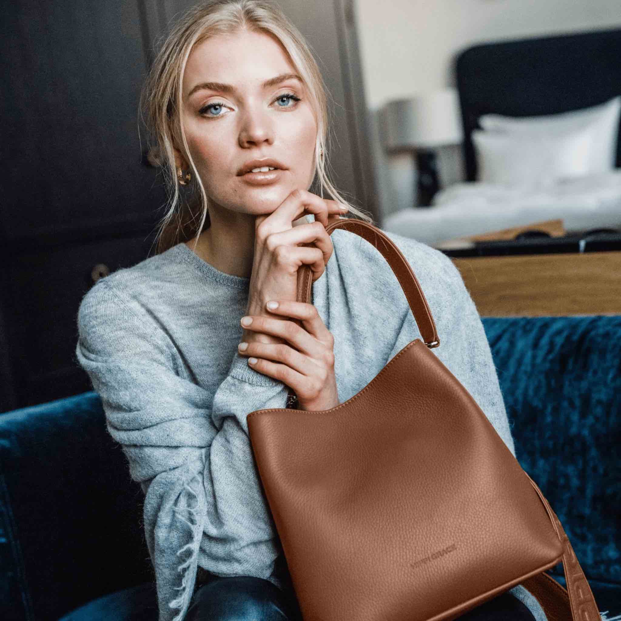 Skulderveske, Ku-skinn, Crossbody Stropp, Magnet lås, glidelås-lomme på framsiden, sølvdetaljer. Hippi Grace Marbella i Bohem Luxe Tan med sølvdetaljer er en mellomstor skinnveske til dame. Vesken kommer med en skulderstropp og en regulerbar crossbody stropp, begge avtagbare. Vesken har et rent og elegant design, med et praktisk interiør. Veskens interiør har to hovedrom og lfere små lommer, med magnet lukking i topp. Lysebrun skulderveske dame. Lysebrun Crossbody veske. Brun skinnveske. Norsk design.