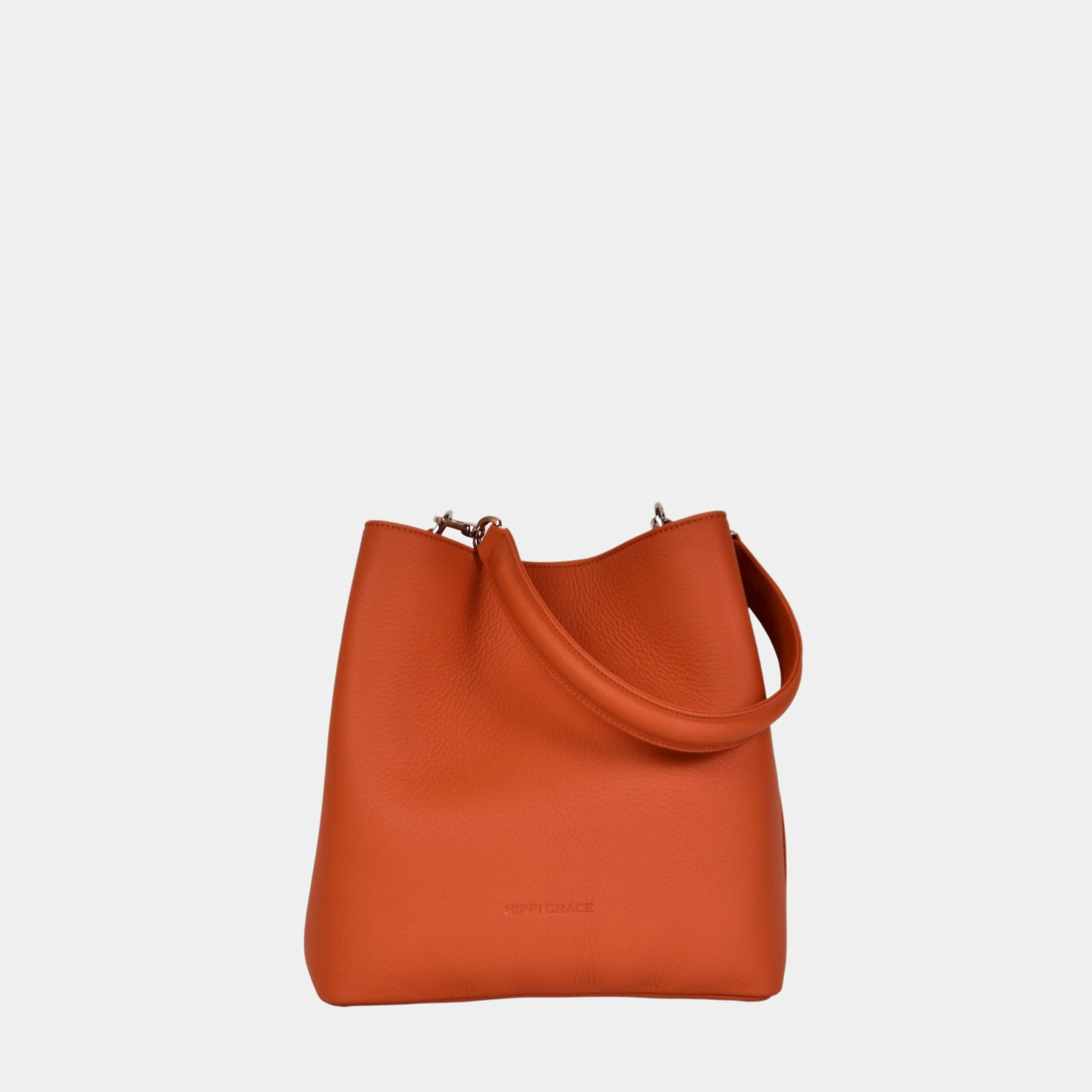 Skulderveske, Ku-skinn, Crossbody Stropp, Magnet lås, glidelås-lomme på framsiden, sølvdetaljer. Hippi Grace Marbella i Superior Orange med sølvdetaljer er en mellomstor skinnveske til dame. Vesken kommer med en skulderstropp og en regulerbar crossbody stropp, begge avtagbare. Vesken har et rent og elegant design, med et praktisk interiør. Veskens interiør har to hovedrom og lfere små lommer, med magnet lukking i topp. Oransje skulderveske dame. Oransje Crossbody veske. Oransje skinnveske. Norsk design.