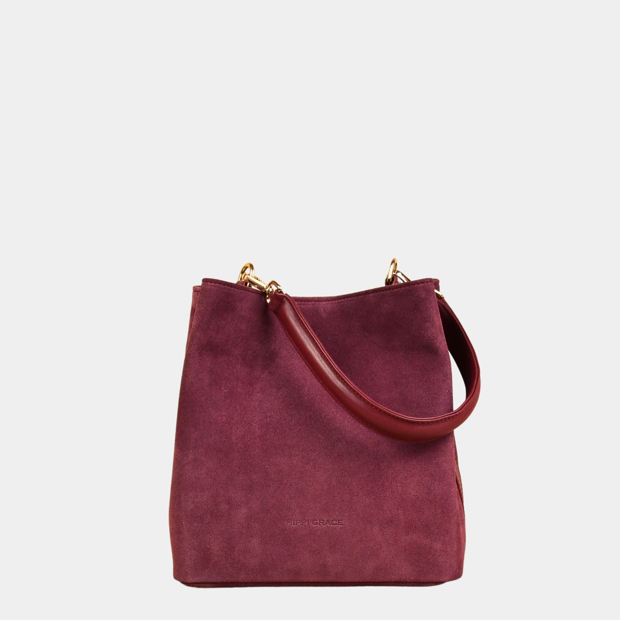 Skulderveske, Ku-skinn, Crossbody Stropp, Magnet lås, glidelås-lomme på framsiden, gulldetaljer. Hippi Grace Marbella i Bohem Luxe Merlot med gulldetaljer er en mellomstor skinnveske til dame. Vesken kommer med en skulderstropp og en regulerbar crossbody stropp, begge avtagbare. Vesken har et rent og elegant design, med et praktisk interiør. Veskens interiør har to hovedrom og lfere små lommer, med magnet lukking i topp. Lysebrun skulderveske dame. Lysebrun Crossbody veske. Lilla skinnveske. Norsk design.