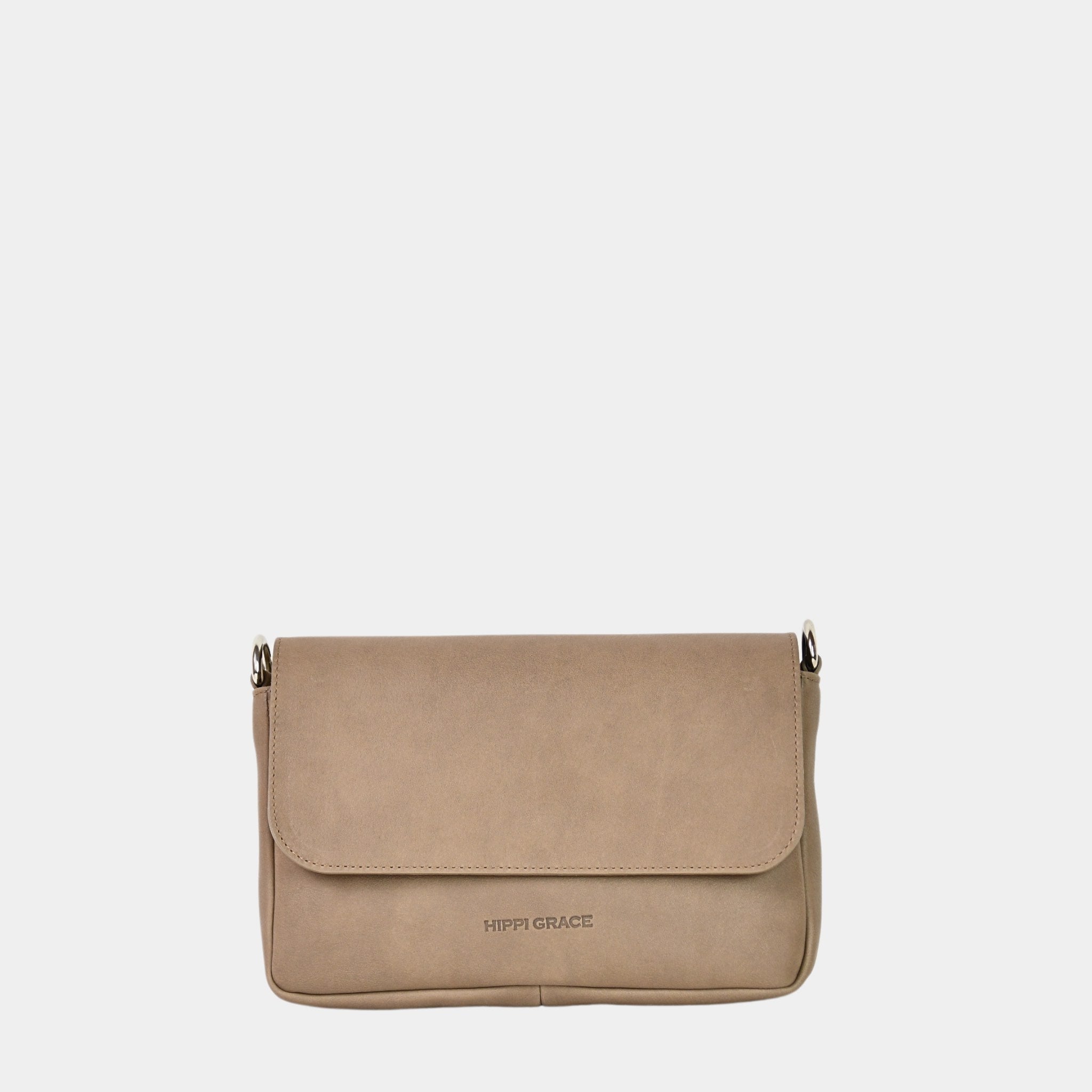 Liten veske, Ku-skinn, magnet-lås, crossbody skulderstropp, sølvdetaljer. Hippi Grace Monte Carlo i fargen bohem luxe beige er en liten skinnveske til dame. Vesken kommer med en regulerbar crossbody stropp, avtagbar. Vesken har et stilrent og praktisk design, med magnet lås i front. Beige Crossbody veske i ekte skinn. beige veske dame. Skulderveske beige. Norsk design. Bilde av forsiden til vesken.